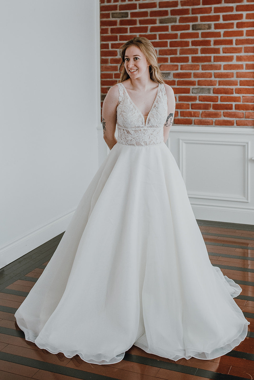 Kisha *échantillon taille 14* - robe de mariée de coupe A volumineuse classique à décolleté plongeant illusion et dos ouvert en V Kisha *échantillon taille 14* - robe de mariée de coupe A volumineuse classique à décolleté plongeant illusion et dos ouvert en V