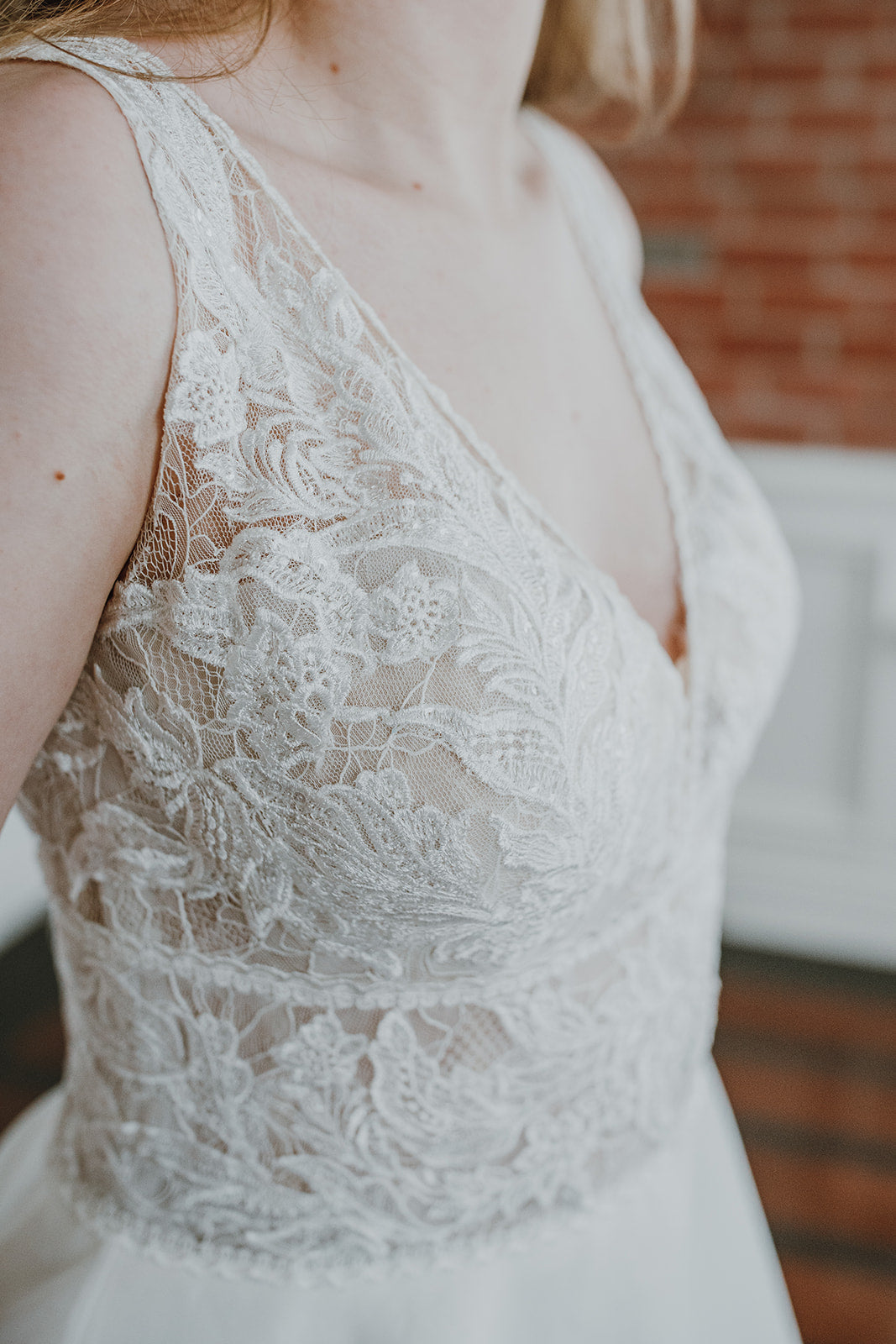 Kisha *échantillon taille 14* - robe de mariée de coupe A volumineuse classique à décolleté plongeant illusion et dos ouvert en V Kisha *échantillon taille 14* - robe de mariée de coupe A volumineuse classique à décolleté plongeant illusion et dos ouvert en V