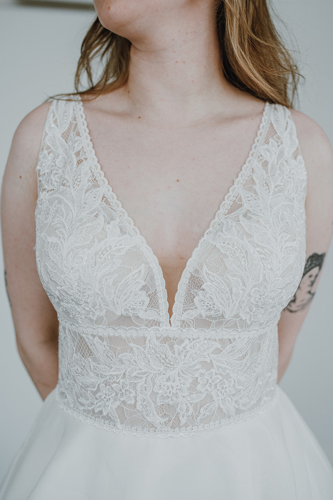 Kisha *échantillon taille 14* - robe de mariée de coupe A volumineuse classique à décolleté plongeant illusion et dos ouvert en V Kisha *échantillon taille 14* - robe de mariée de coupe A volumineuse classique à décolleté plongeant illusion et dos ouvert en V