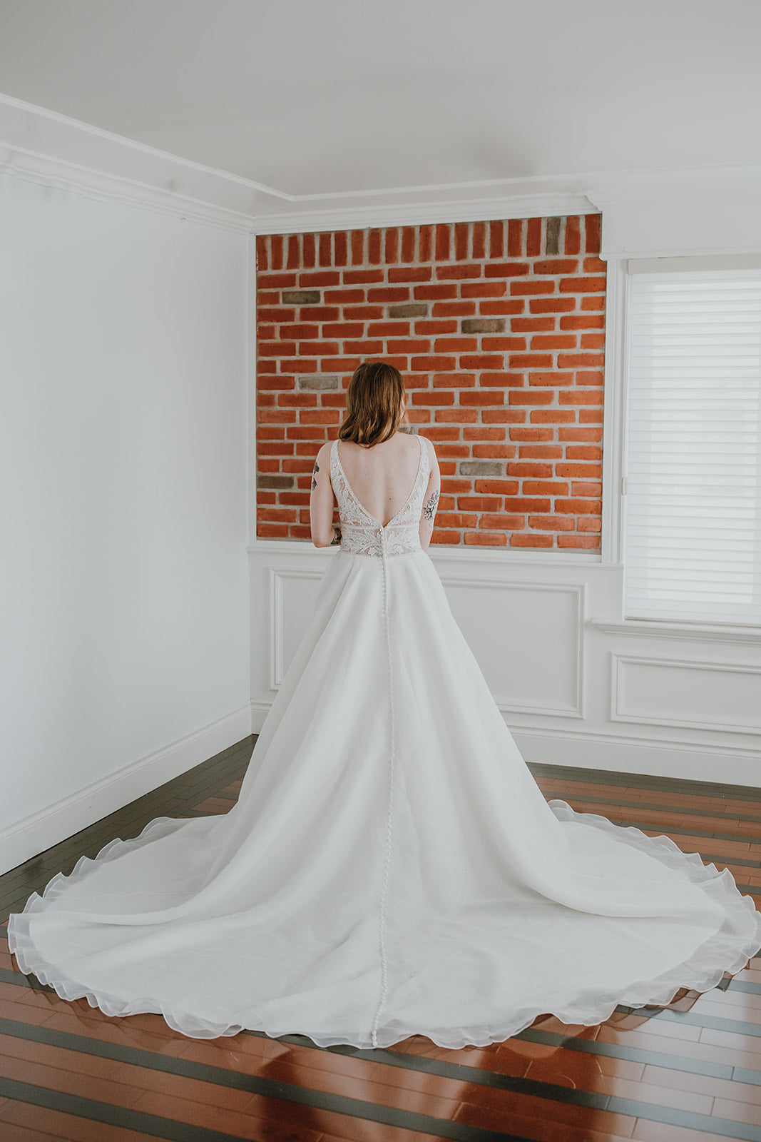 Kisha *échantillon taille 14* - robe de mariée de coupe A volumineuse classique à décolleté plongeant illusion et dos ouvert en V Kisha *échantillon taille 14* - robe de mariée de coupe A volumineuse classique à décolleté plongeant illusion et dos ouvert en V