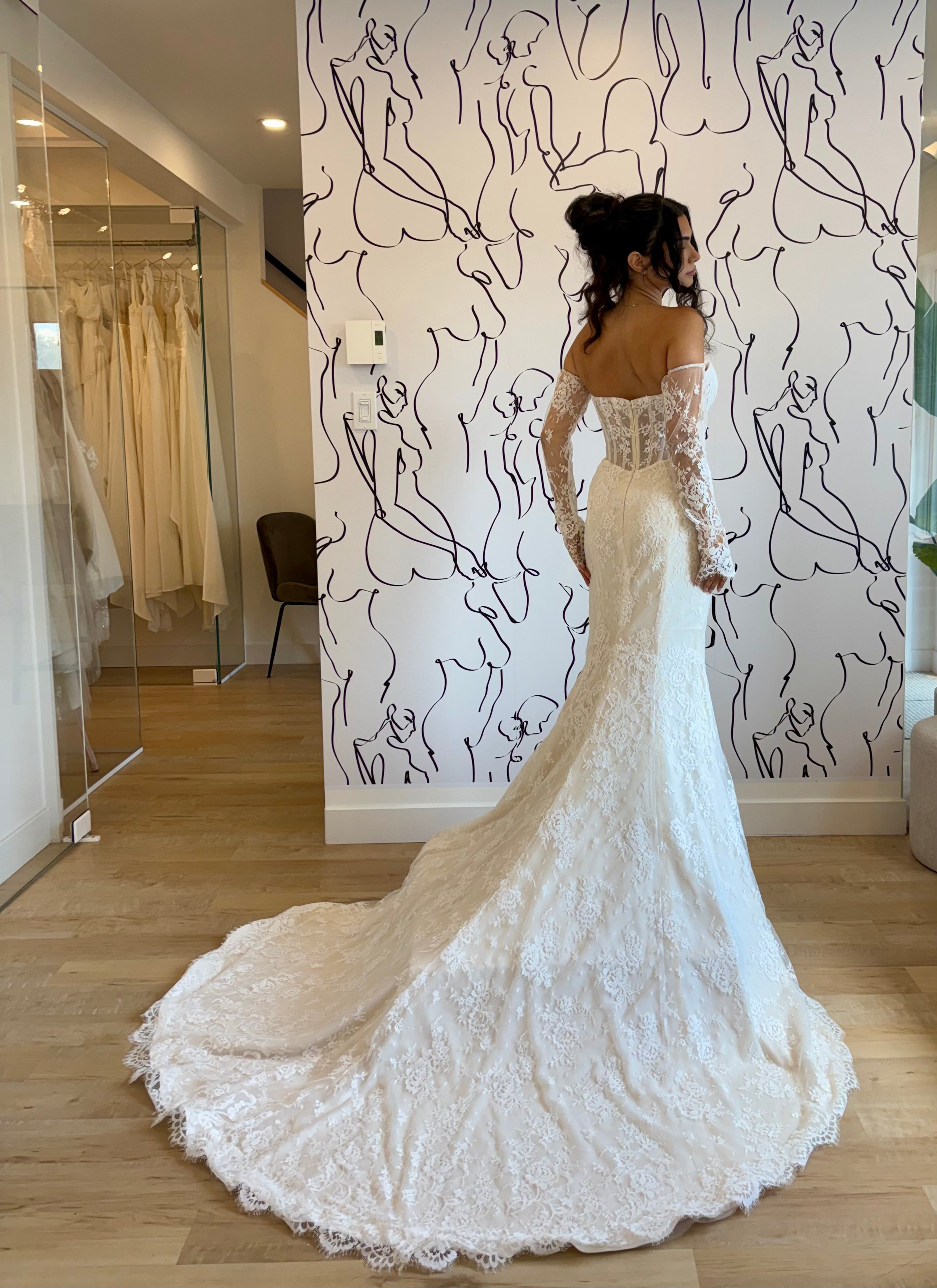 *EXCLUSIVITÉ* Daxia - robe de mariée moderne avec haut corset sans bretelle en dentelle non perlé et gants de dentelle *EXCLUSIVITÉ* Daxia - robe de mariée moderne avec haut corset sans bretelle en dentelle non perlé et gants de dentelle