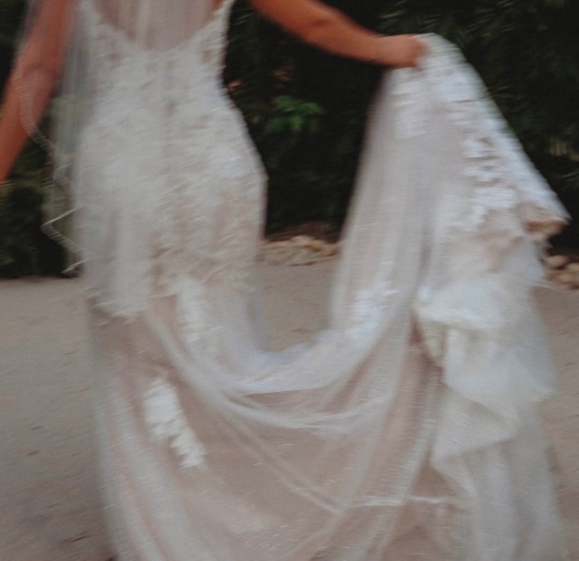 Natalia - robe de mariée sexy et audacieuse de coupe ajustée en dentelle luxueuse et dos ouvert en V Natalia - robe de mariée sexy et audacieuse de coupe ajustée en dentelle luxueuse et dos ouvert en V