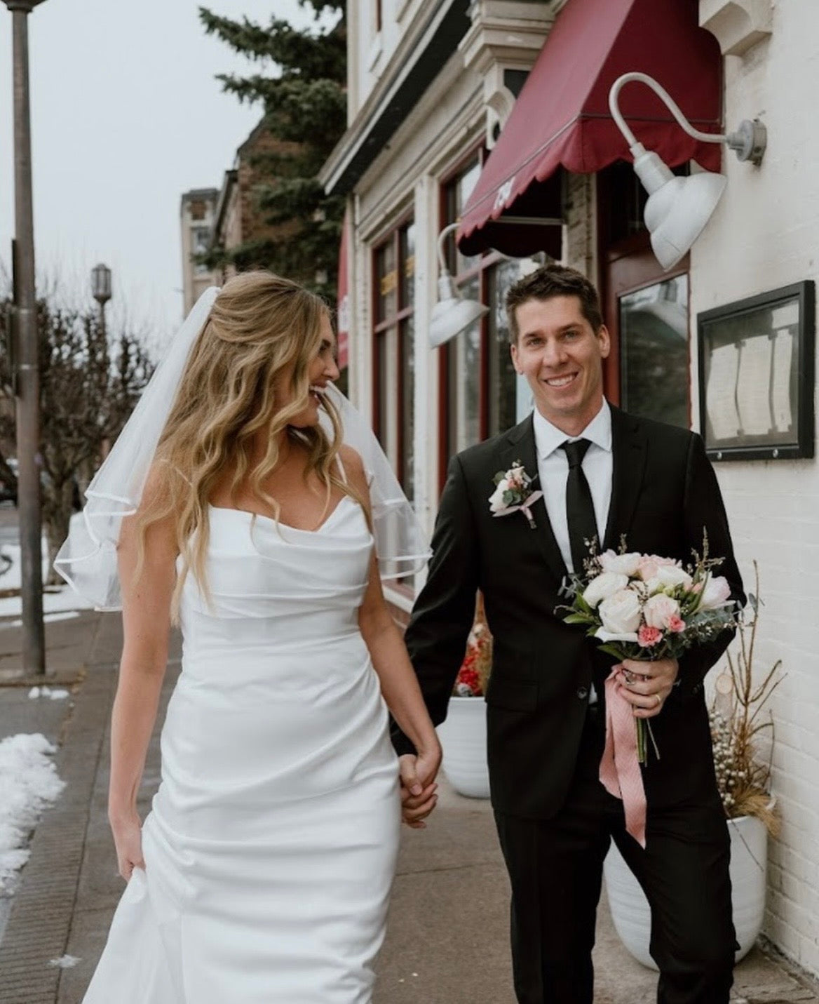 *EXCLUSIVITÉ* Boden - robe de mariée ajustée en satin extensible avec encolure cache-coeur et dos ouvert avec nouage *EXCLUSIVITÉ* Boden - robe de mariée ajustée en satin extensible avec encolure cache-coeur et dos ouvert avec nouage