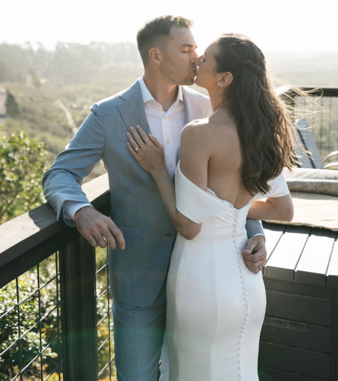 Grigio - robe de mariée ajustée en crêpe extensible avec bretelles off soulders amovibles Grigio - robe de mariée ajustée en crêpe extensible avec bretelles off soulders amovibles