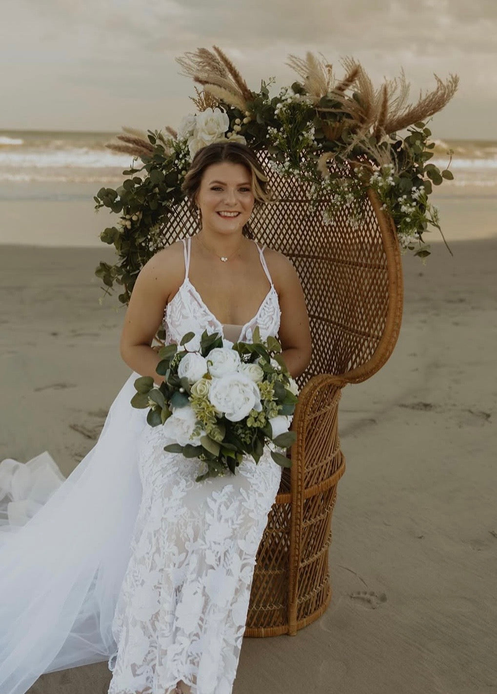 Barnes - robe de mariée en dentelle avec fleurs et overskirt en tulle Barnes - robe de mariée en dentelle avec fleurs et overskirt en tulle