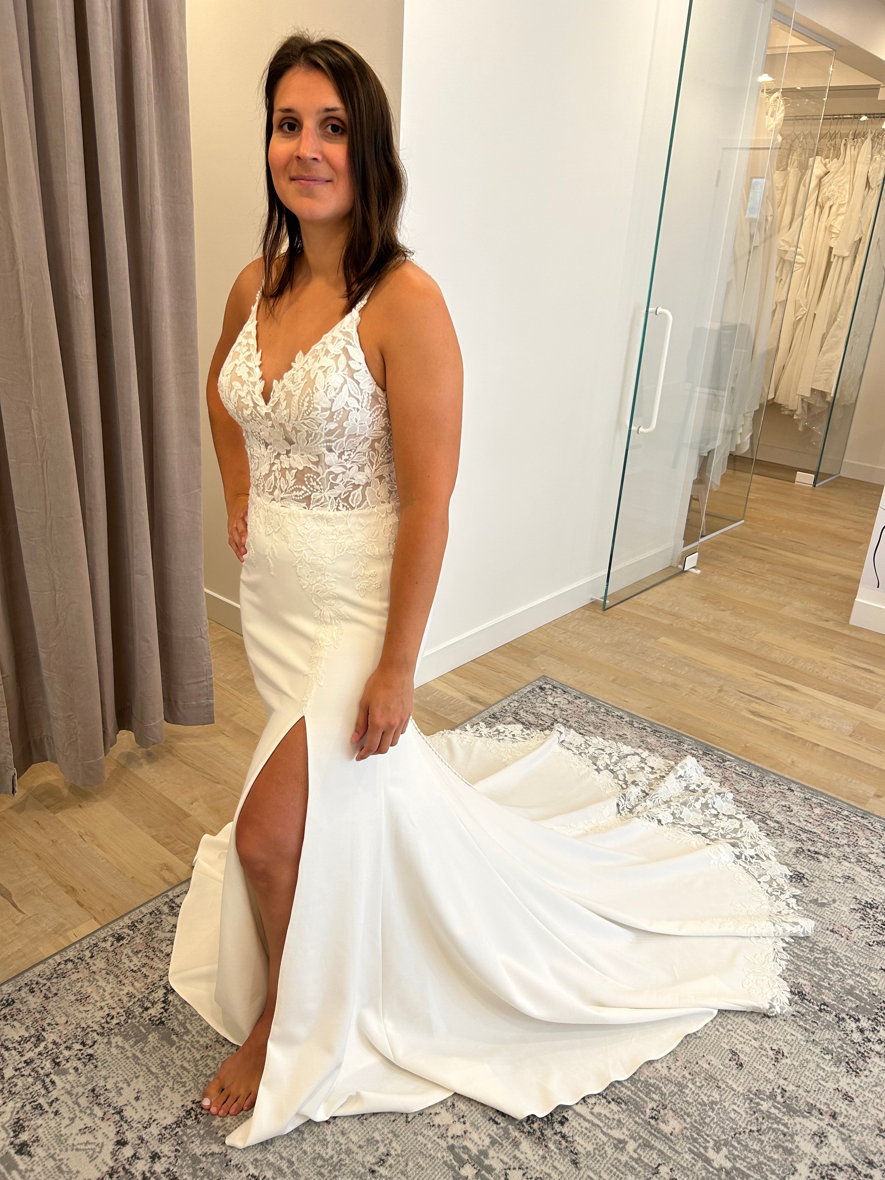 Zane - robe de mariée coupe ajustée en crêpe avec fente à la jambe à bretelles fines et dos ouvert Zane - robe de mariée coupe ajustée en crêpe avec fente à la jambe à bretelles fines et dos ouvert