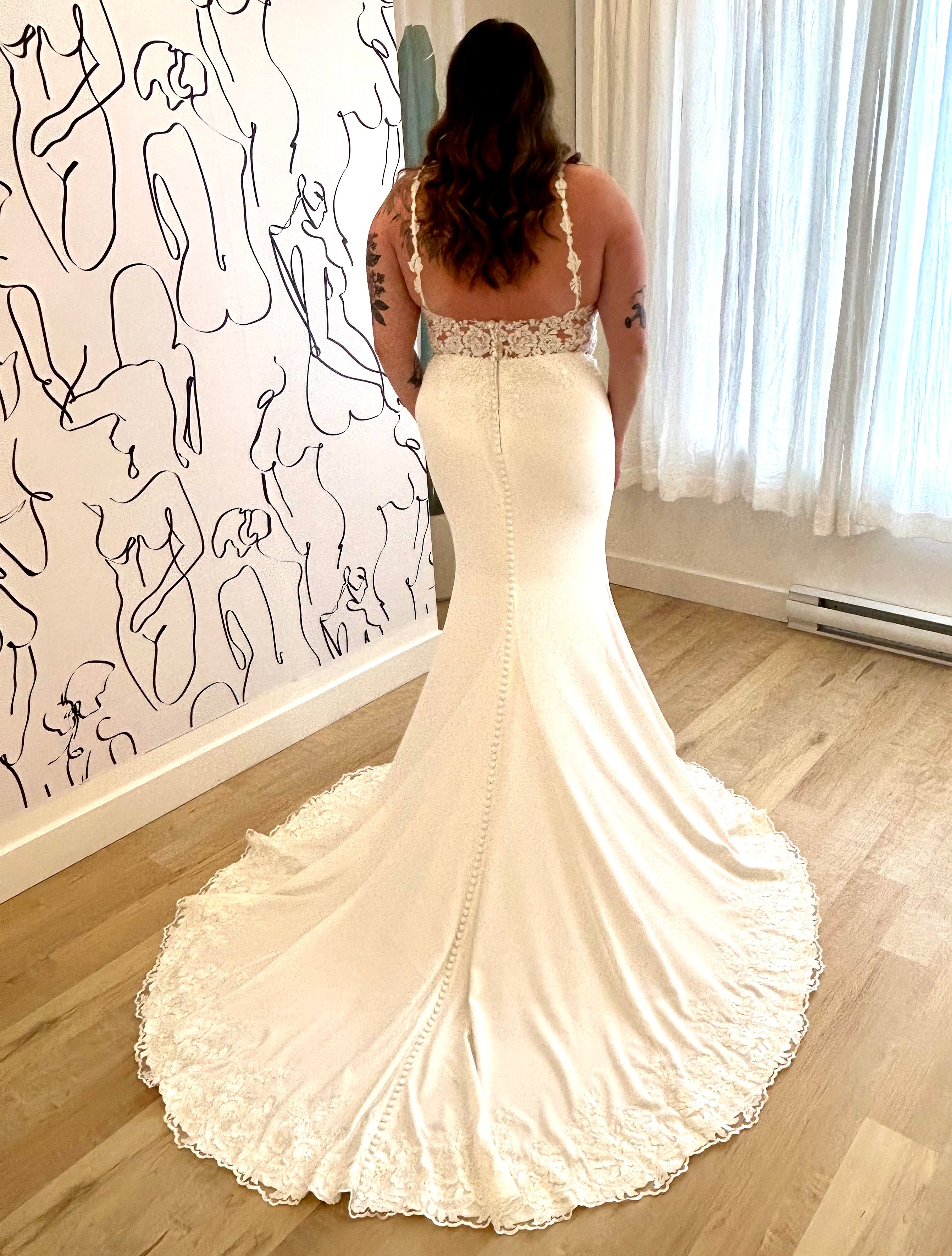 Arwen *échantillon taille 20* - robe de mariée coupe ajustée en crêpe à bretelles fines et traîne prestigieuse Arwen *échantillon taille 20* - robe de mariée coupe ajustée en crêpe à bretelles fines et traîne prestigieuse