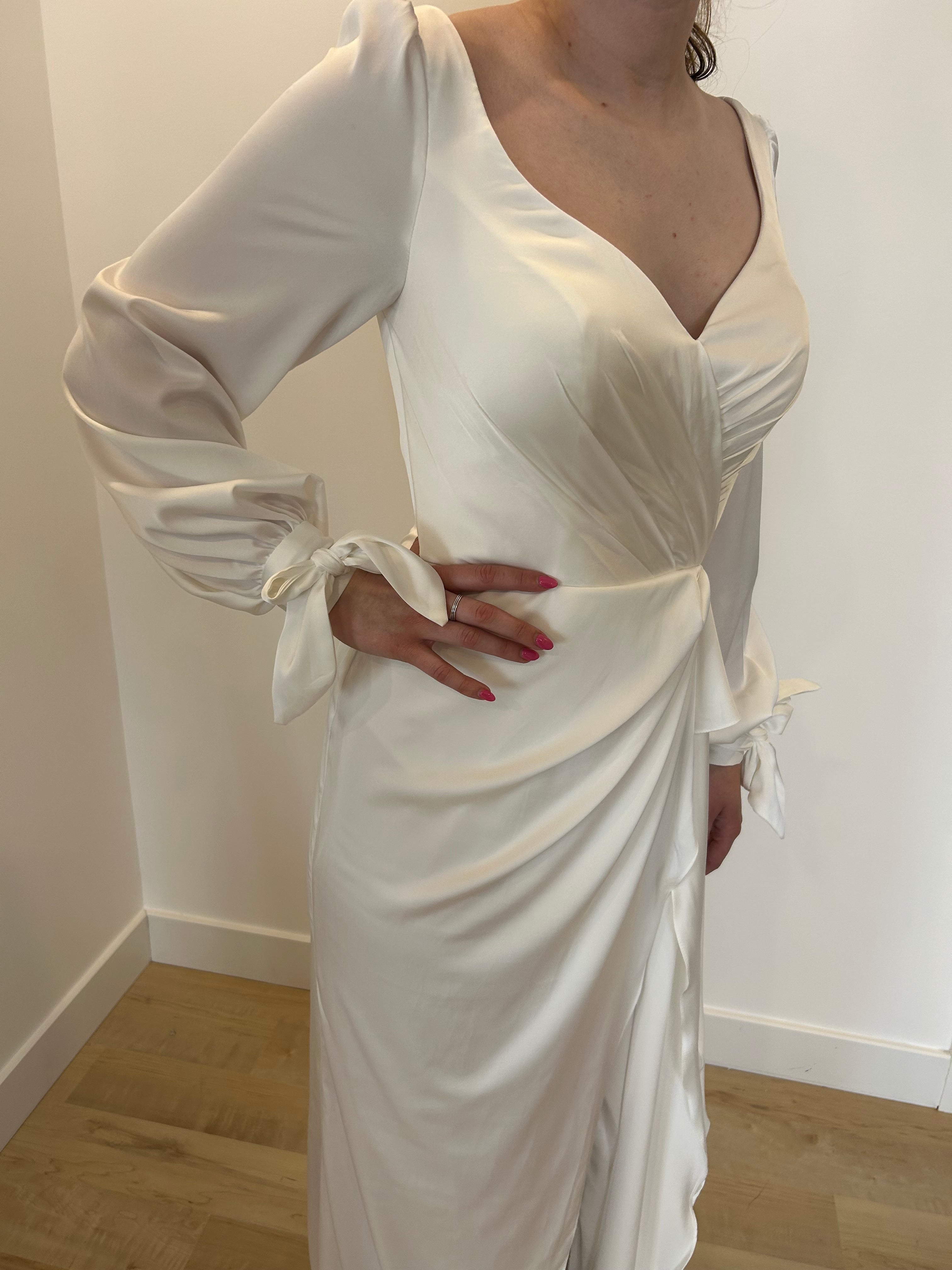 Dorit - robe longue en tissus satiné avec décolleté en V effet cache-coeur avec plis, à manches longues effet ballon Dorit - robe longue en tissus satiné avec décolleté en V effet cache-coeur avec plis, à manches longues effet ballon