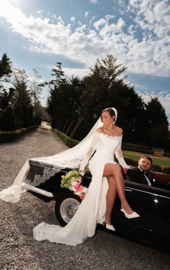 Elsabeth - robe de mariée haut de gamme ajustée en satin extensible avec détails de dentelle au buste et manches de style gants Elsabeth - robe de mariée haut de gamme ajustée en satin extensible avec détails de dentelle au buste et manches de style gants