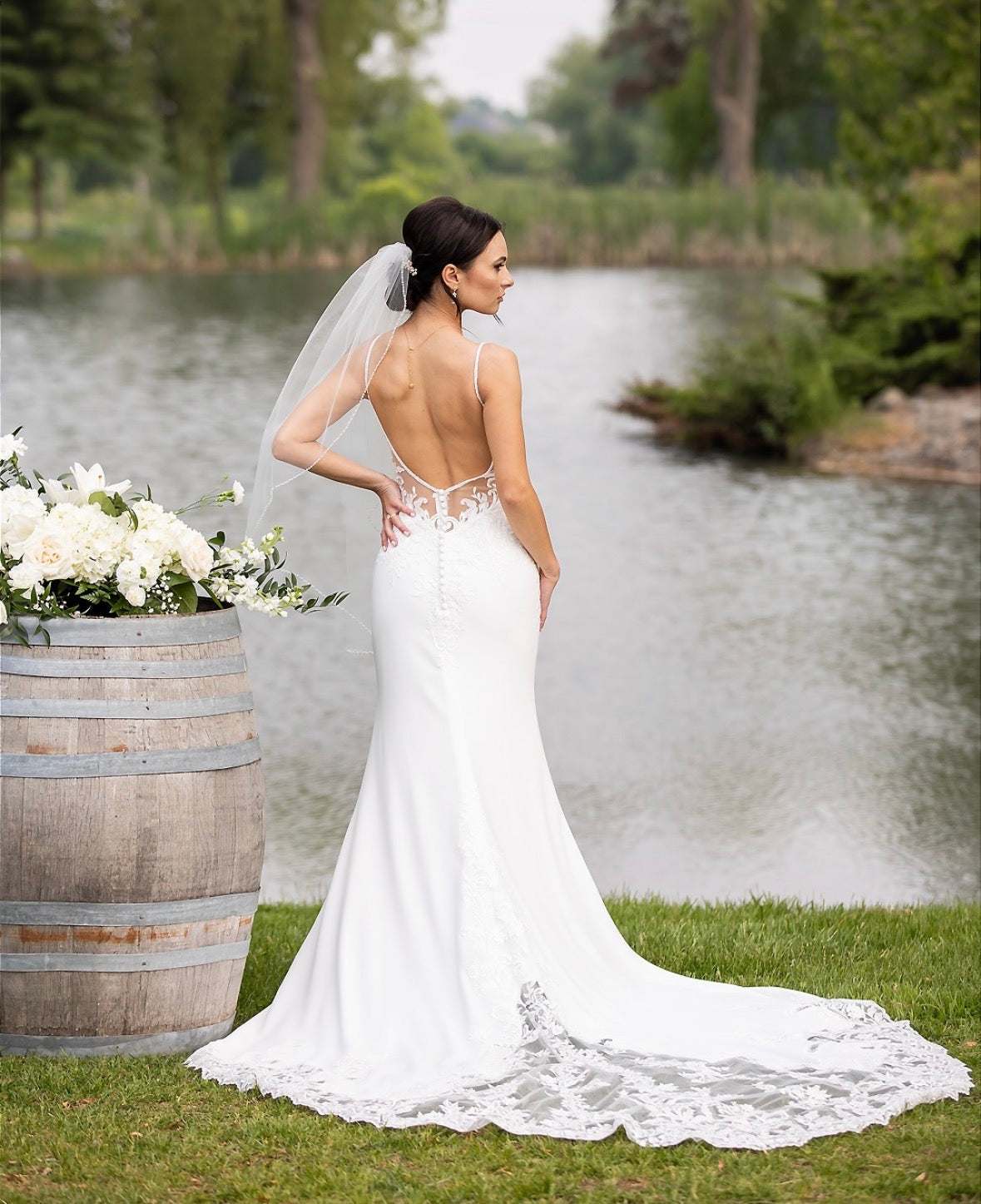 Dario - robe de mariée coupe ajustée en crêpe à bretelles fines et dos totalement ouvert Dario - robe de mariée coupe ajustée en crêpe à bretelles fines et dos totalement ouvert