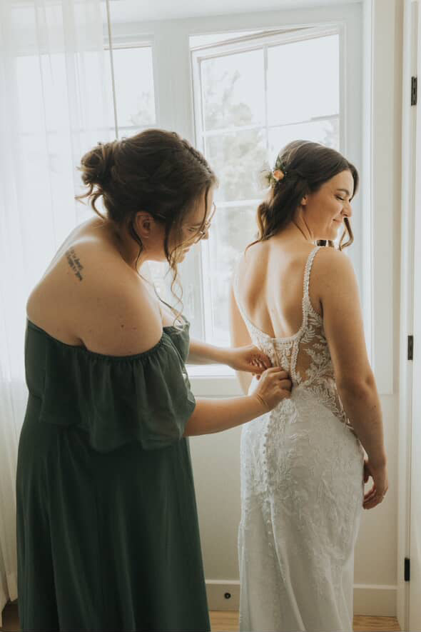 Ivy - robe de mariée haut de gamme de coupe ajustée sans manches avec bas en crêpe Ivy - robe de mariée haut de gamme de coupe ajustée sans manches avec bas en crêpe