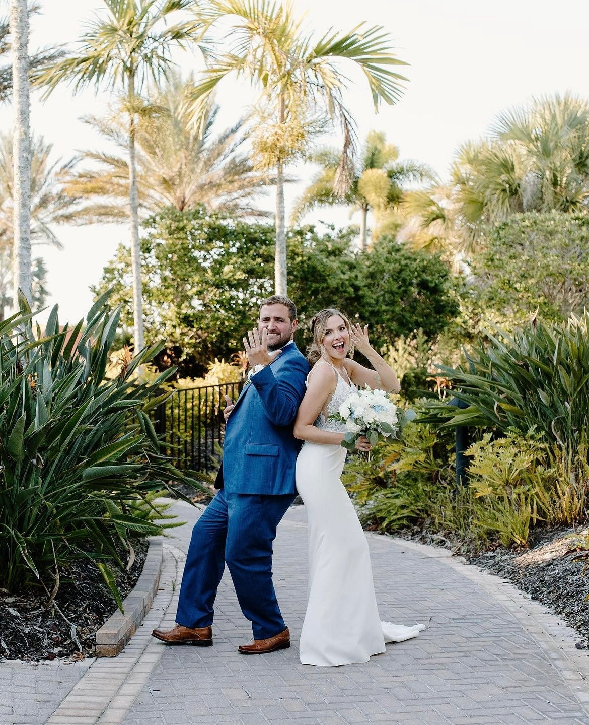 Zane - robe de mariée coupe ajustée en crêpe avec fente à la jambe à bretelles fines et dos ouvert Zane - robe de mariée coupe ajustée en crêpe avec fente à la jambe à bretelles fines et dos ouvert