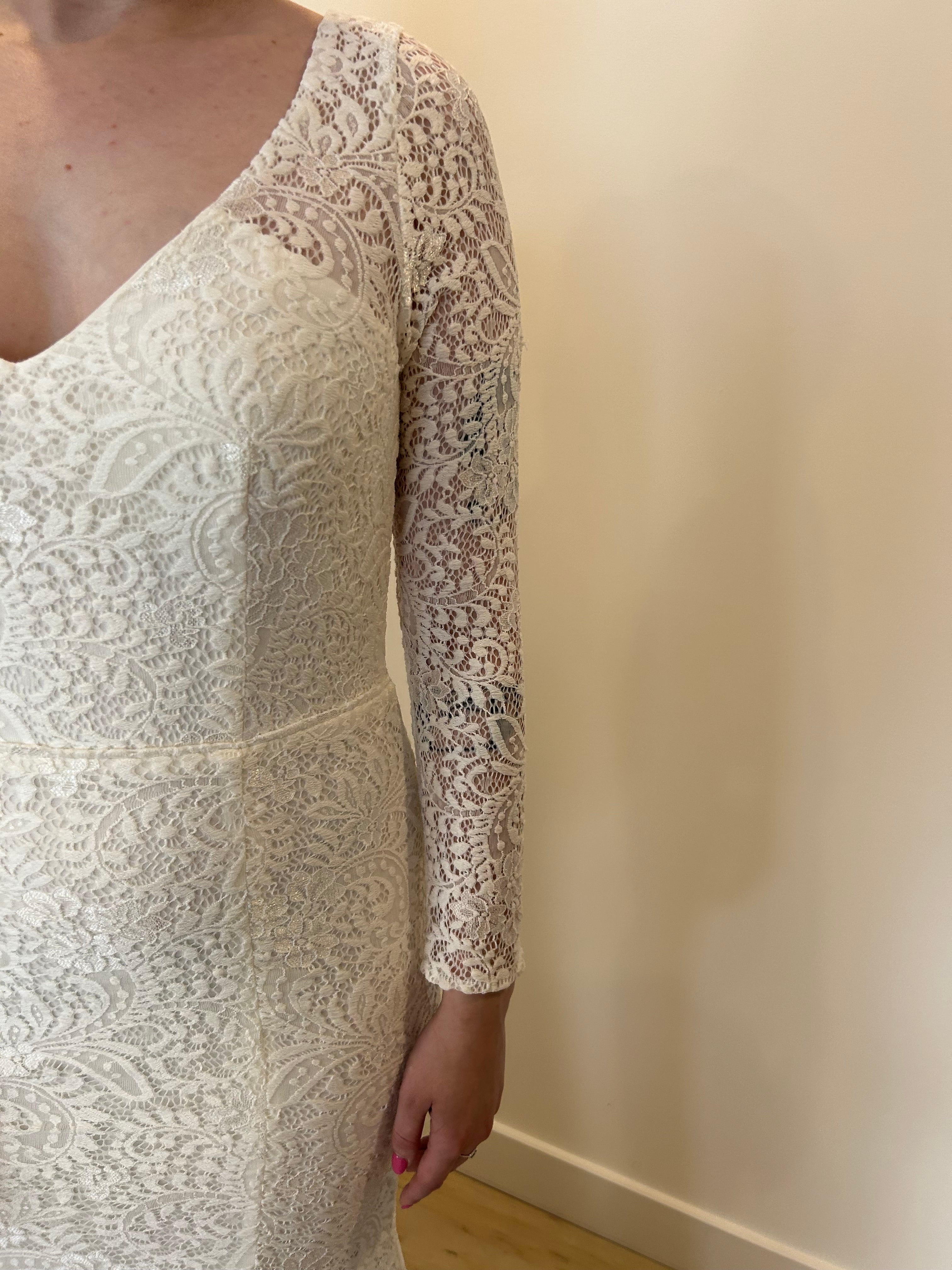 Wilma - robe de mariée en dentelle extensible de coupe ajustée avec dos ouvert en V Wilma - robe de mariée en dentelle extensible de coupe ajustée avec dos ouvert en V