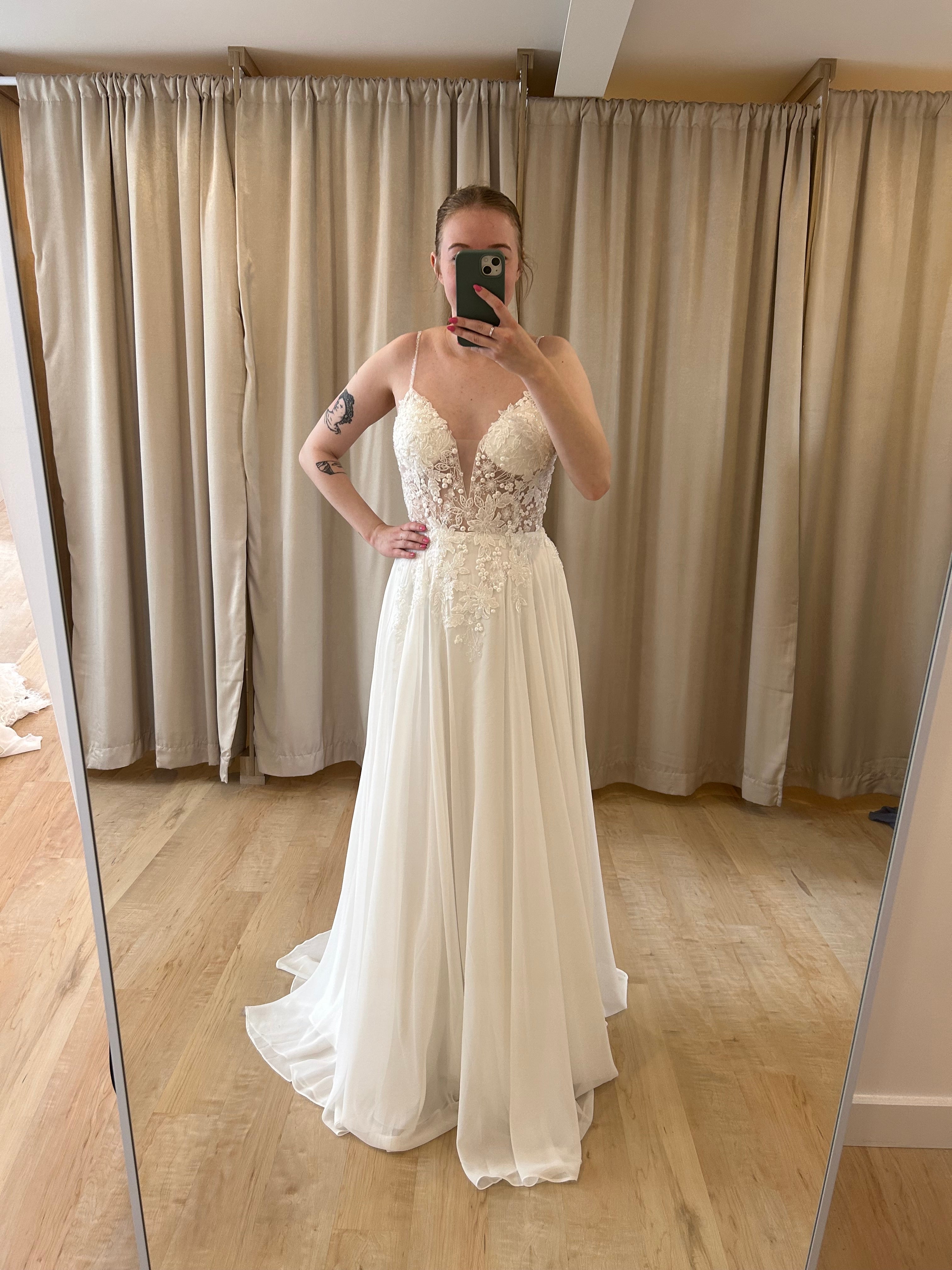 Celeste - robe longue avec jupe en chiffon et haut brodé dentelle avec brillants avec bretelles fines Celeste - robe longue avec jupe en chiffon et haut brodé dentelle avec brillants avec bretelles fines