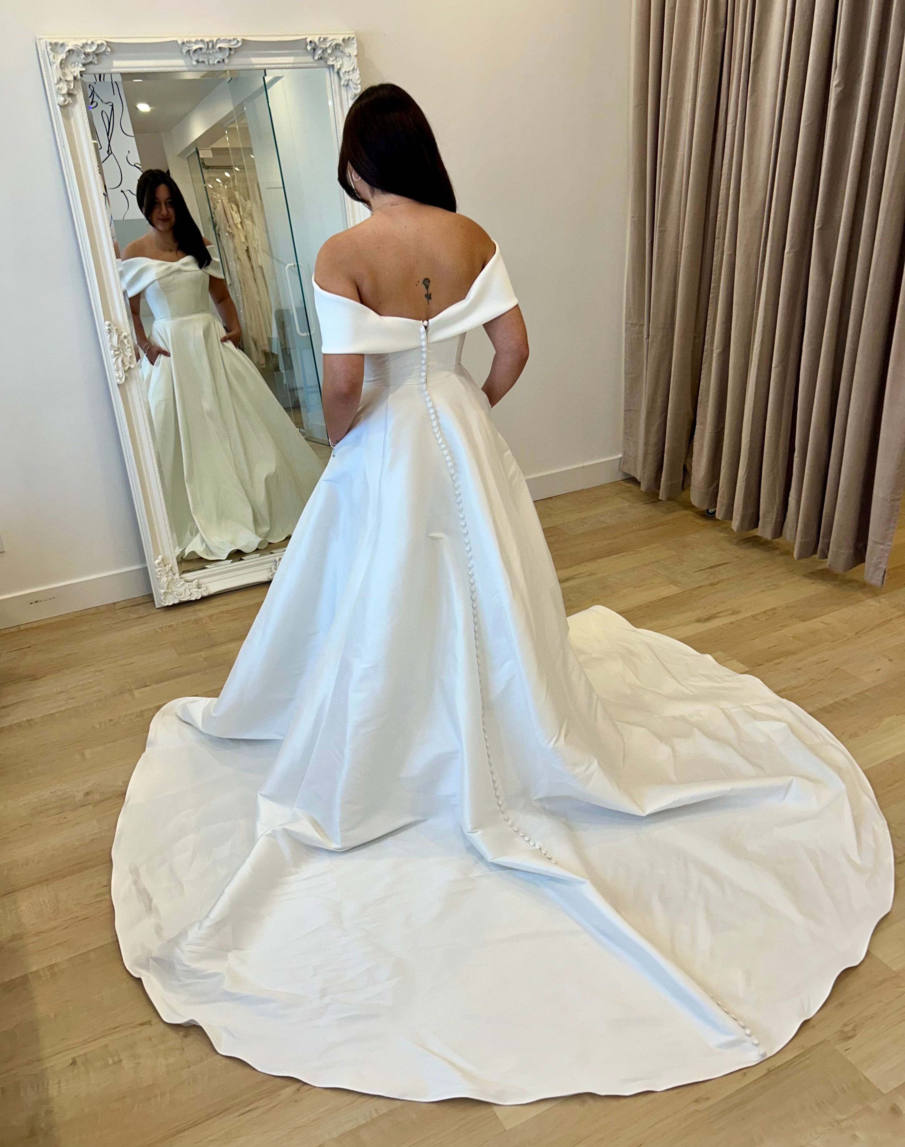 * EXCLUSIVITÉ * Bowton - robe de mariée moderne et classique à bustier off shoulders à boucle statement en tissus satiné avec jupe ample * EXCLUSIVITÉ * Bowton - robe de mariée moderne et classique à bustier off shoulders à boucle statement en tissus satiné avec jupe ample