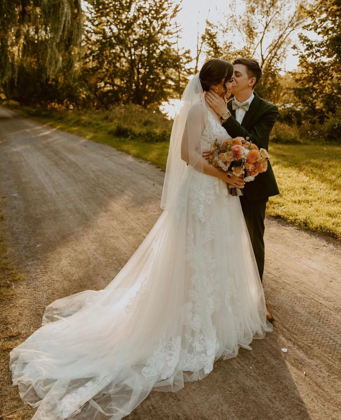 Alfie - robe en A volumineuse avec dentelle florale légèrement brodée et encolure droite Alfie - robe en A volumineuse avec dentelle florale légèrement brodée et encolure droite