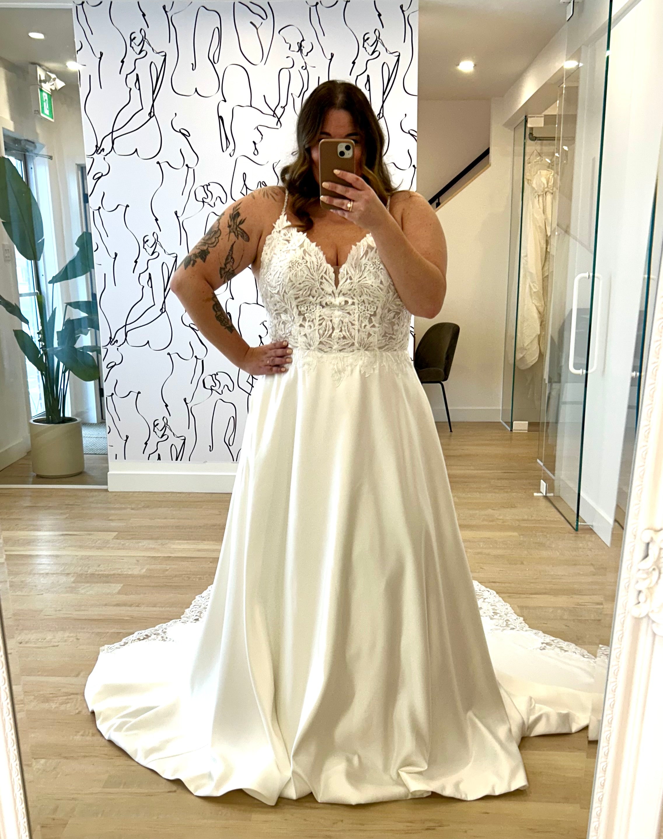 Reggie *taille plus* - robe de mariée classique avec haut en dentelle sexy et jupe de satin Reggie *taille plus* - robe de mariée classique avec haut en dentelle sexy et jupe de satin