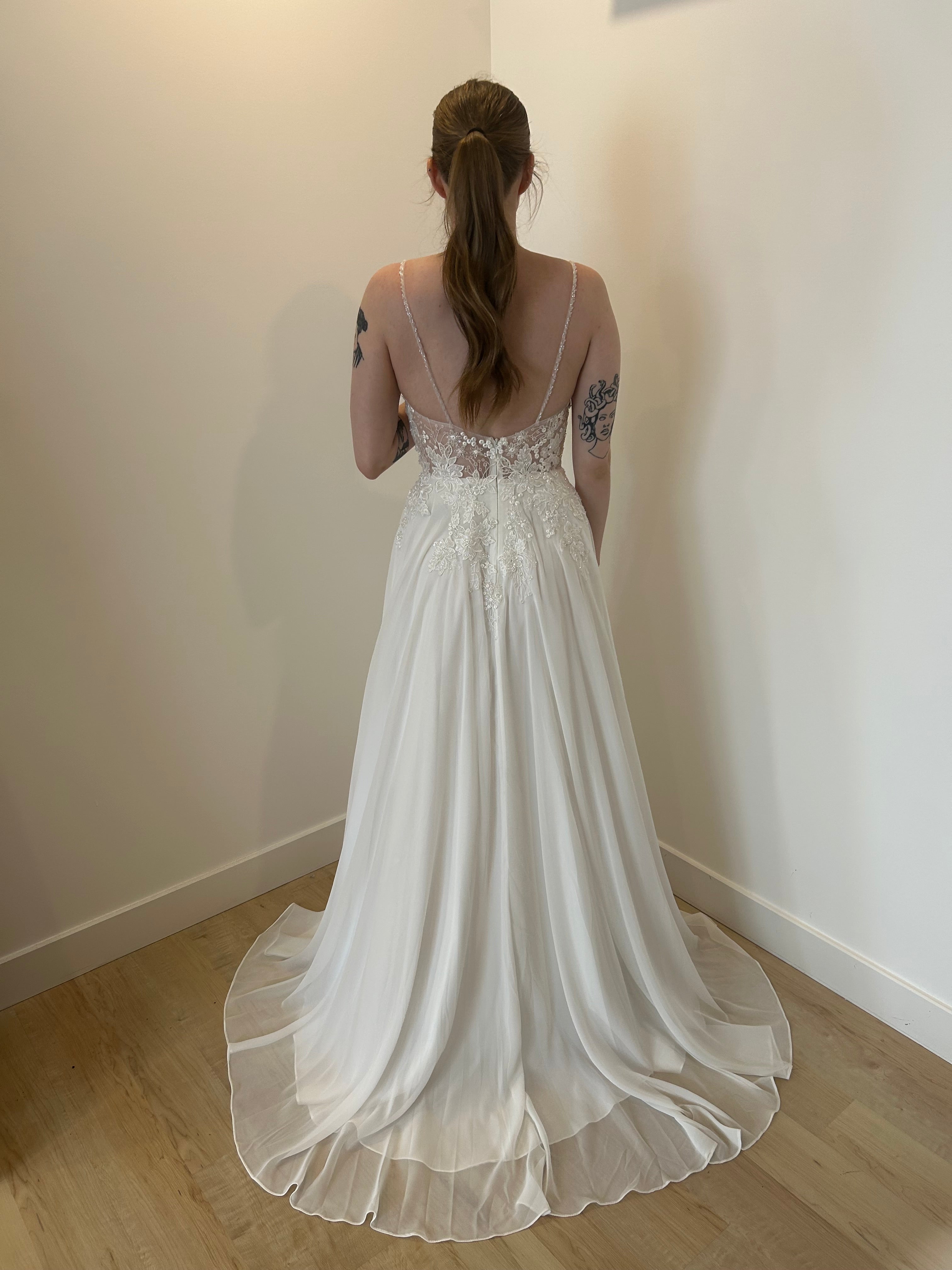 Celeste - robe longue avec jupe en chiffon et haut brodé dentelle avec brillants avec bretelles fines Celeste - robe longue avec jupe en chiffon et haut brodé dentelle avec brillants avec bretelles fines