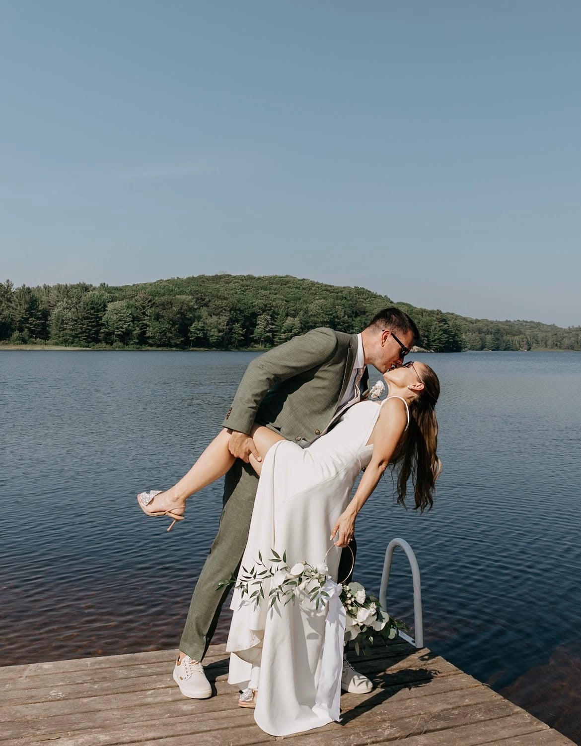 Romie - robe de mariée moderne et épurée à encolure carré et ouvertures transparentes sur les côtés Romie - robe de mariée moderne et épurée à encolure carré et ouvertures transparentes sur les côtés