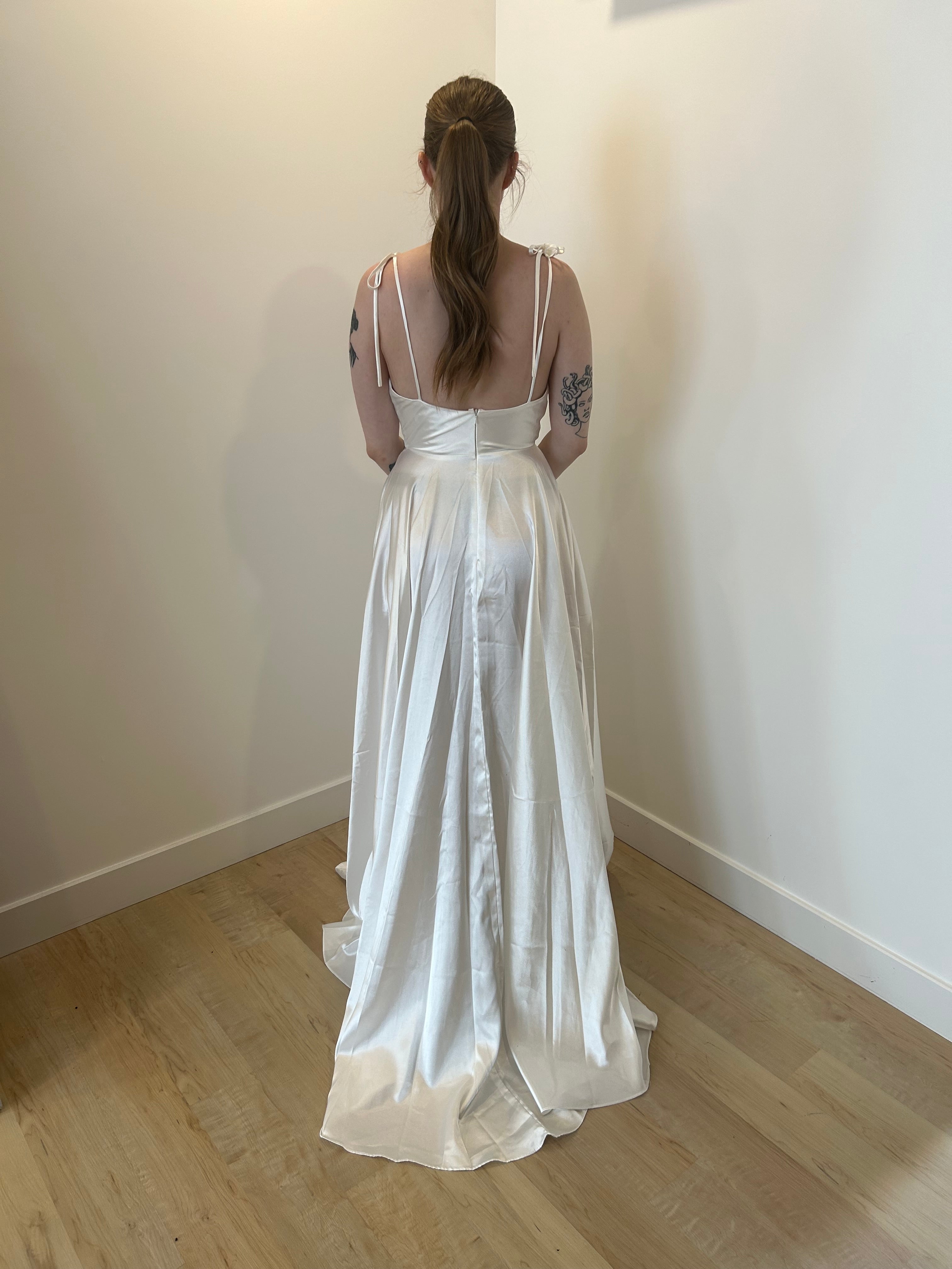 Beliza - robe longue en tissus satiné avec décolleté baveux et bretelles à nouer Beliza - robe longue en tissus satiné avec décolleté baveux et bretelles à nouer