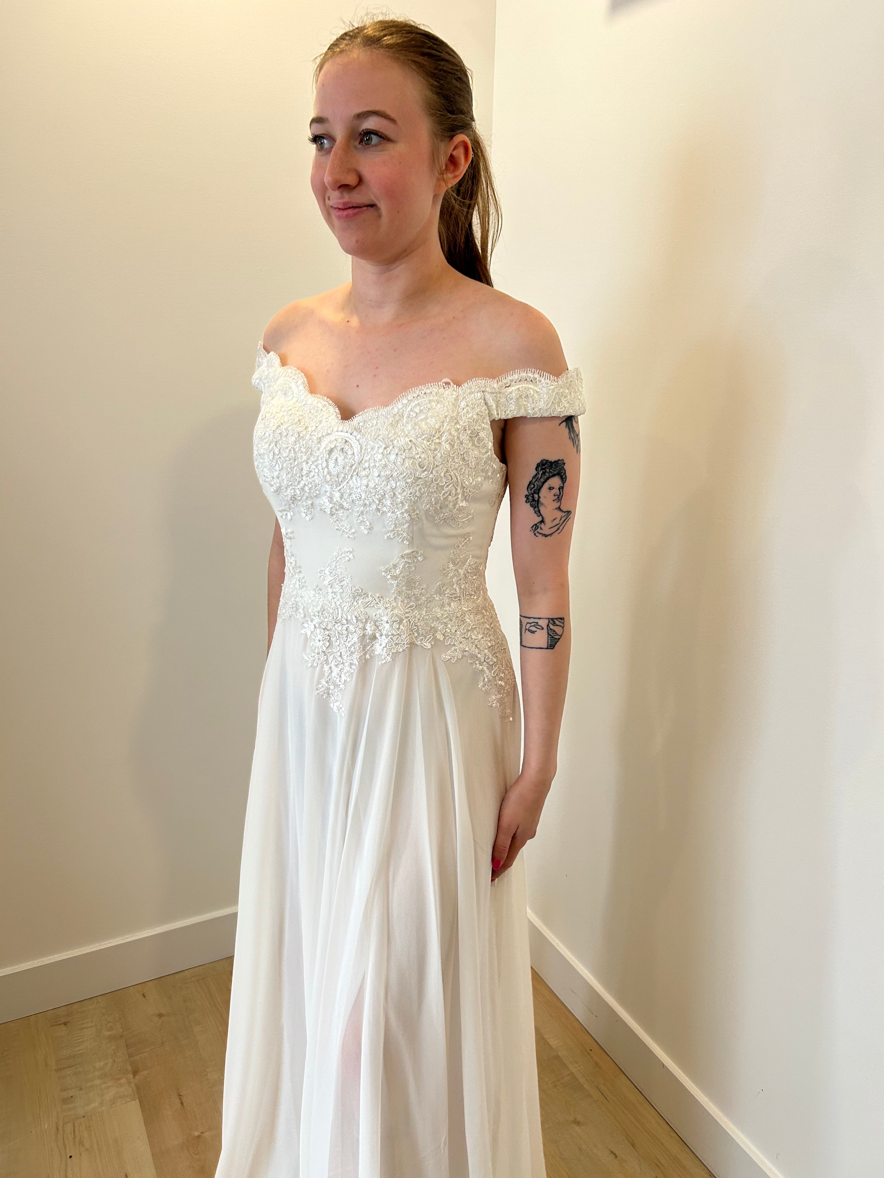 Delia - robe longue en chiffon avec corsage romantique off shoulder Delia - robe longue en chiffon avec corsage romantique off shoulder