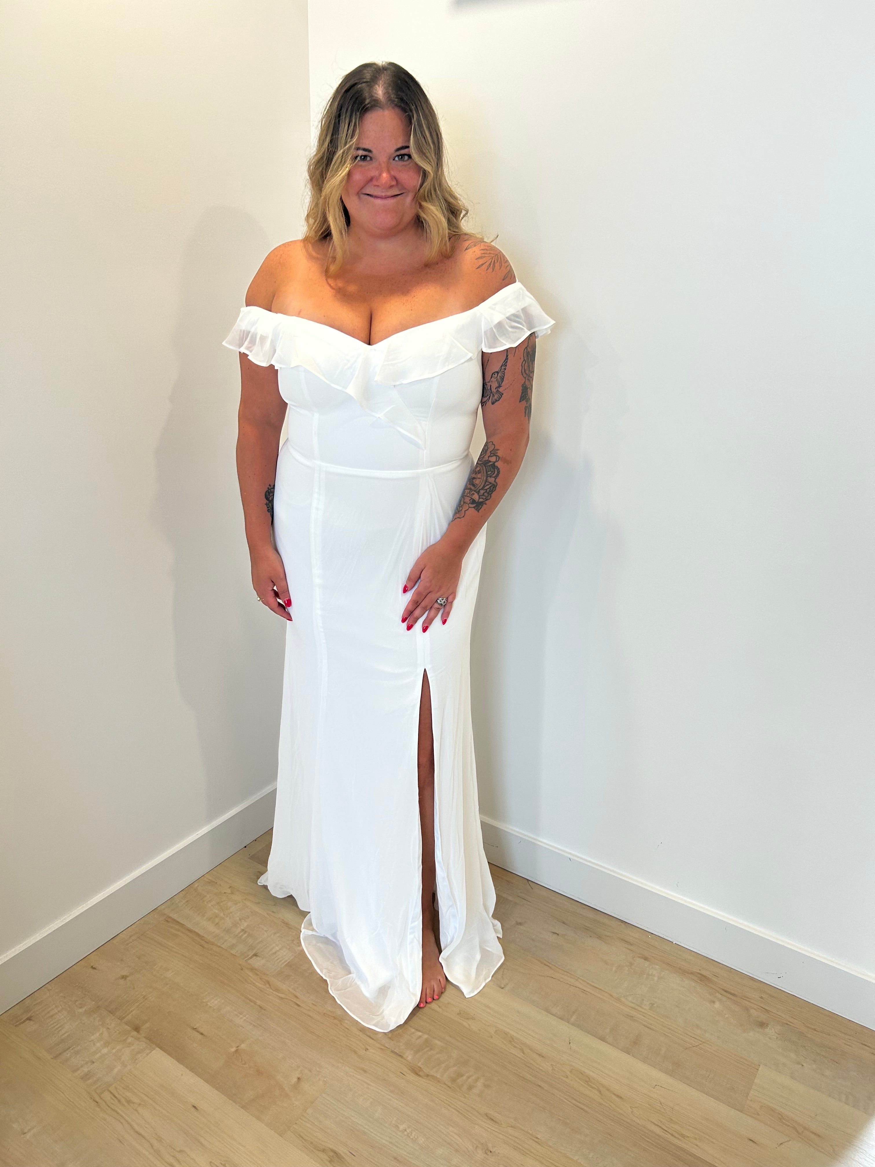 Andie - Robe de mariée longue de coupe droite avec fente à épaules dénudées Andie - Robe de mariée longue de coupe droite avec fente à épaules dénudées