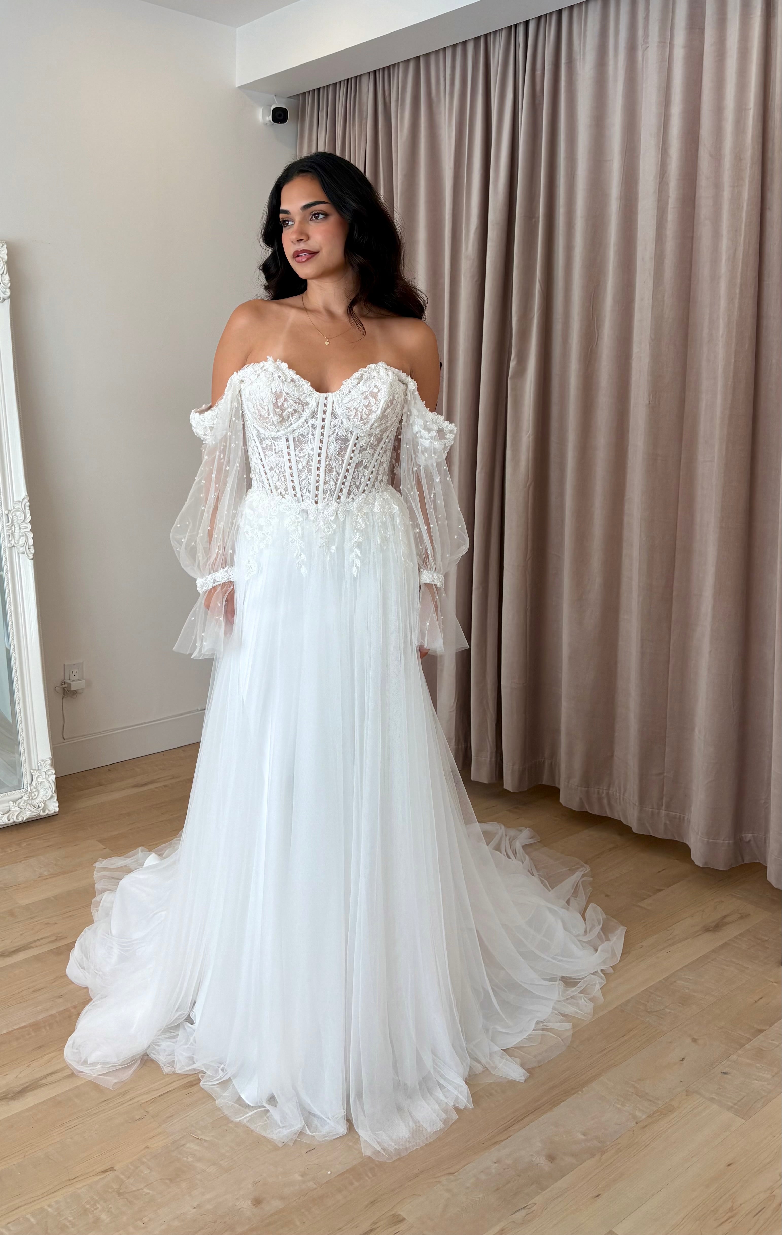 Laidey - robe de mariée moderne transformable avec haut corset sans bretelle en dentelle et perles avec jupe et manches amovibles Laidey - robe de mariée moderne transformable avec haut corset sans bretelle en dentelle et perles avec jupe et manches amovibles