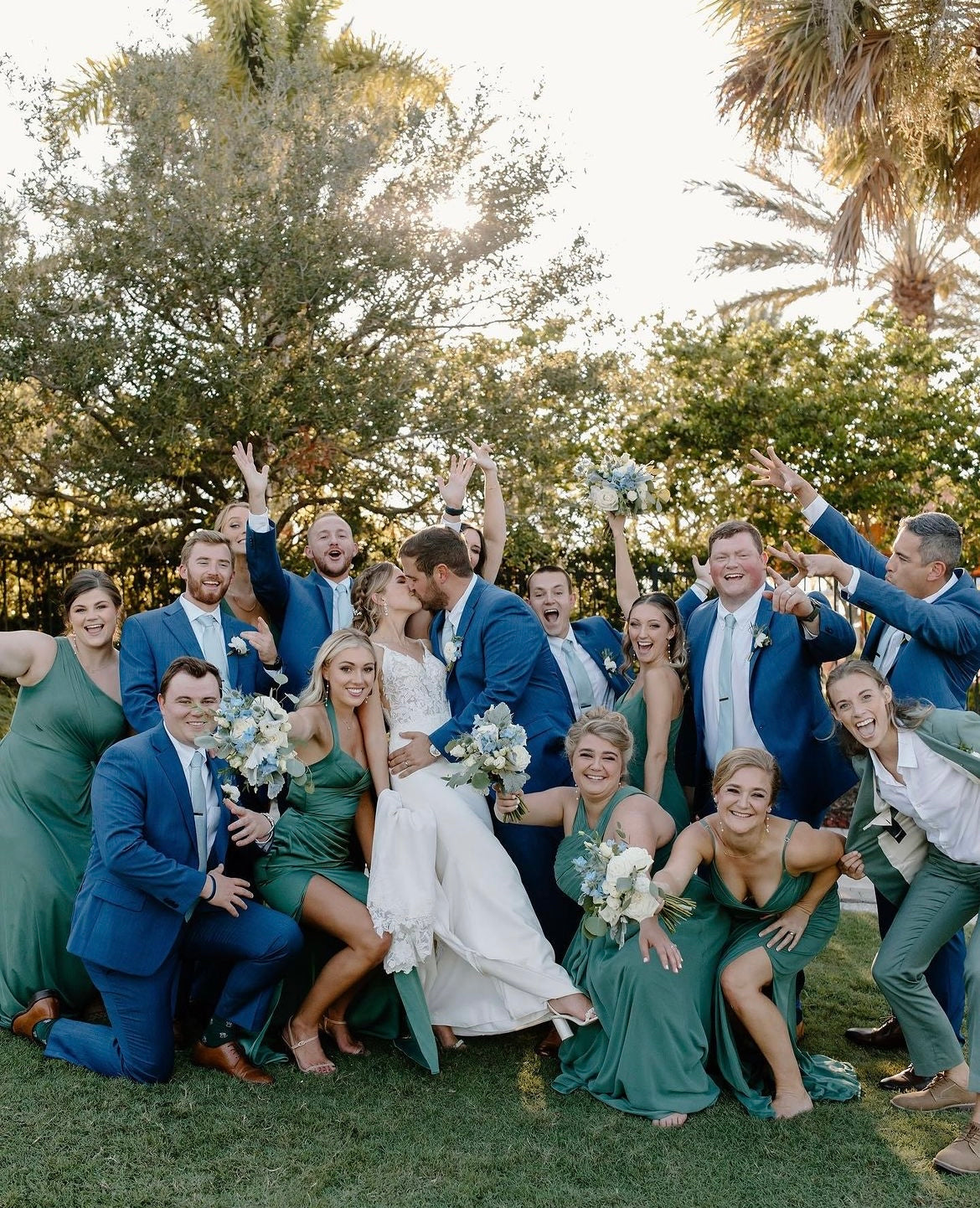 Zane - robe de mariée coupe ajustée en crêpe avec fente à la jambe à bretelles fines et dos ouvert Zane - robe de mariée coupe ajustée en crêpe avec fente à la jambe à bretelles fines et dos ouvert