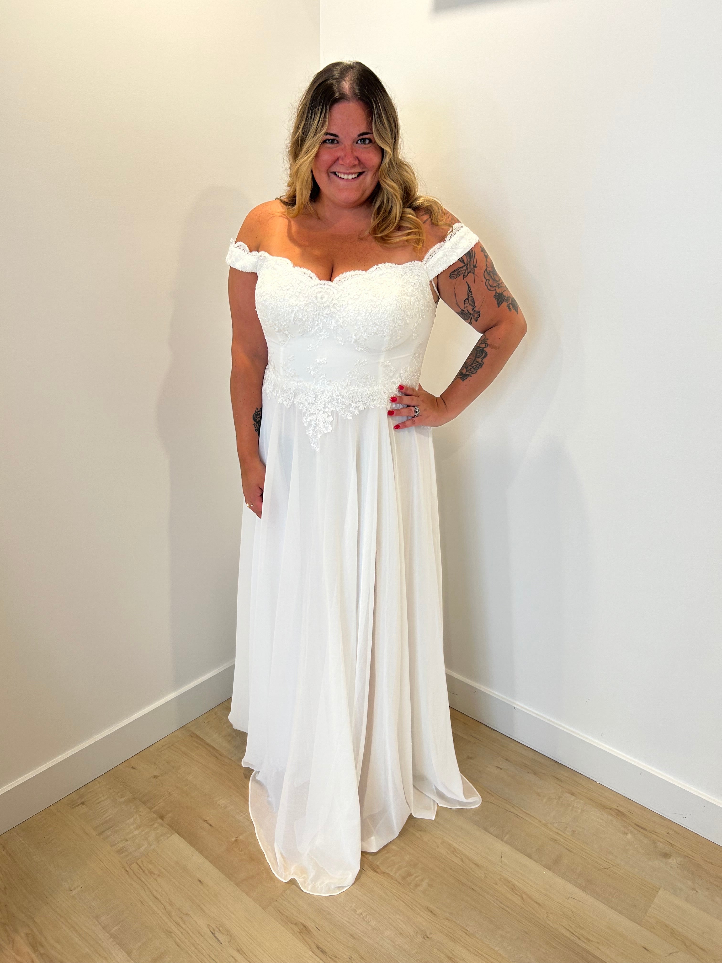 Delia - robe longue en chiffon avec corsage romantique off shoulder Delia - robe longue en chiffon avec corsage romantique off shoulder