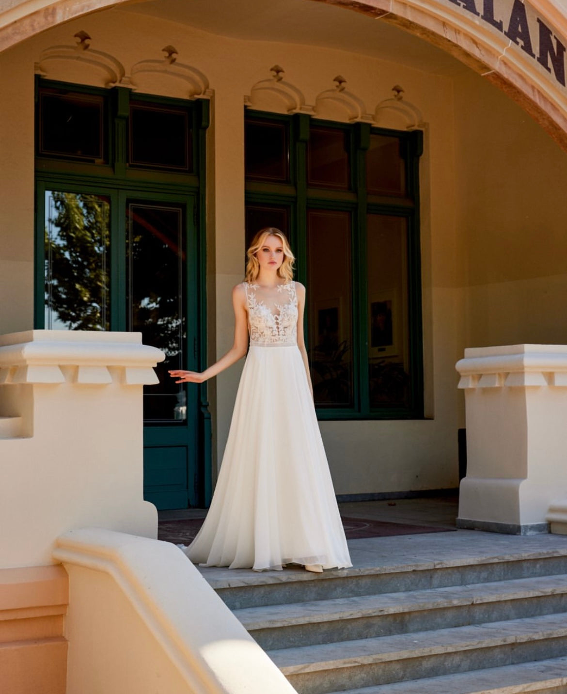 *EXCLUSIVITÉ* Elim *taille plus* - robe de mariée avec encolure de style haut illusion en chiffon *EXCLUSIVITÉ* Elim *taille plus* - robe de mariée avec encolure de style haut illusion en chiffon