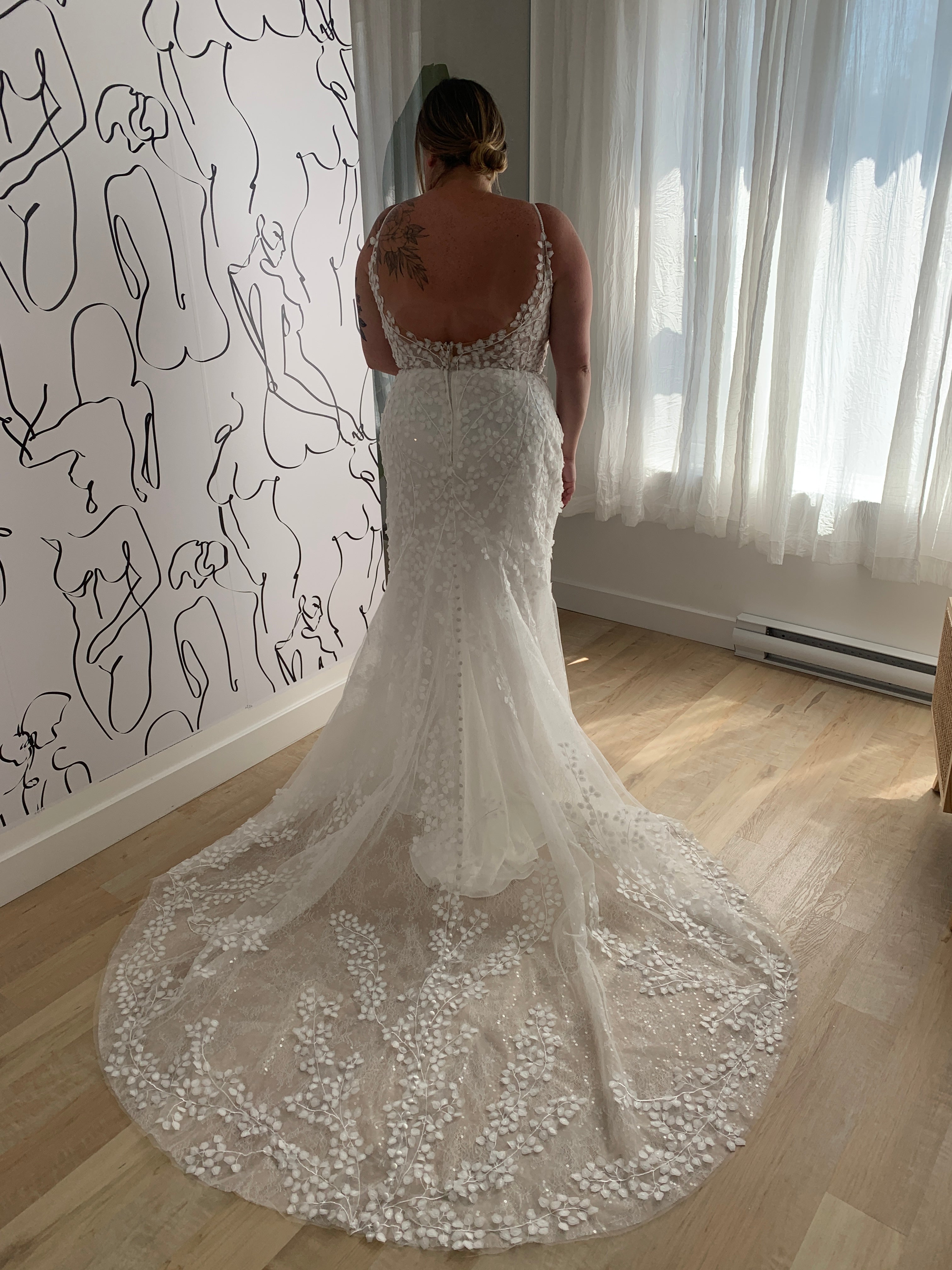 Murphey *échantillon taille 18* - robe de mariée de coupe ajustée en dentelle sans perle à bretelles fines et dos ouvert Murphey *échantillon taille 18* - robe de mariée de coupe ajustée en dentelle sans perle à bretelles fines et dos ouvert