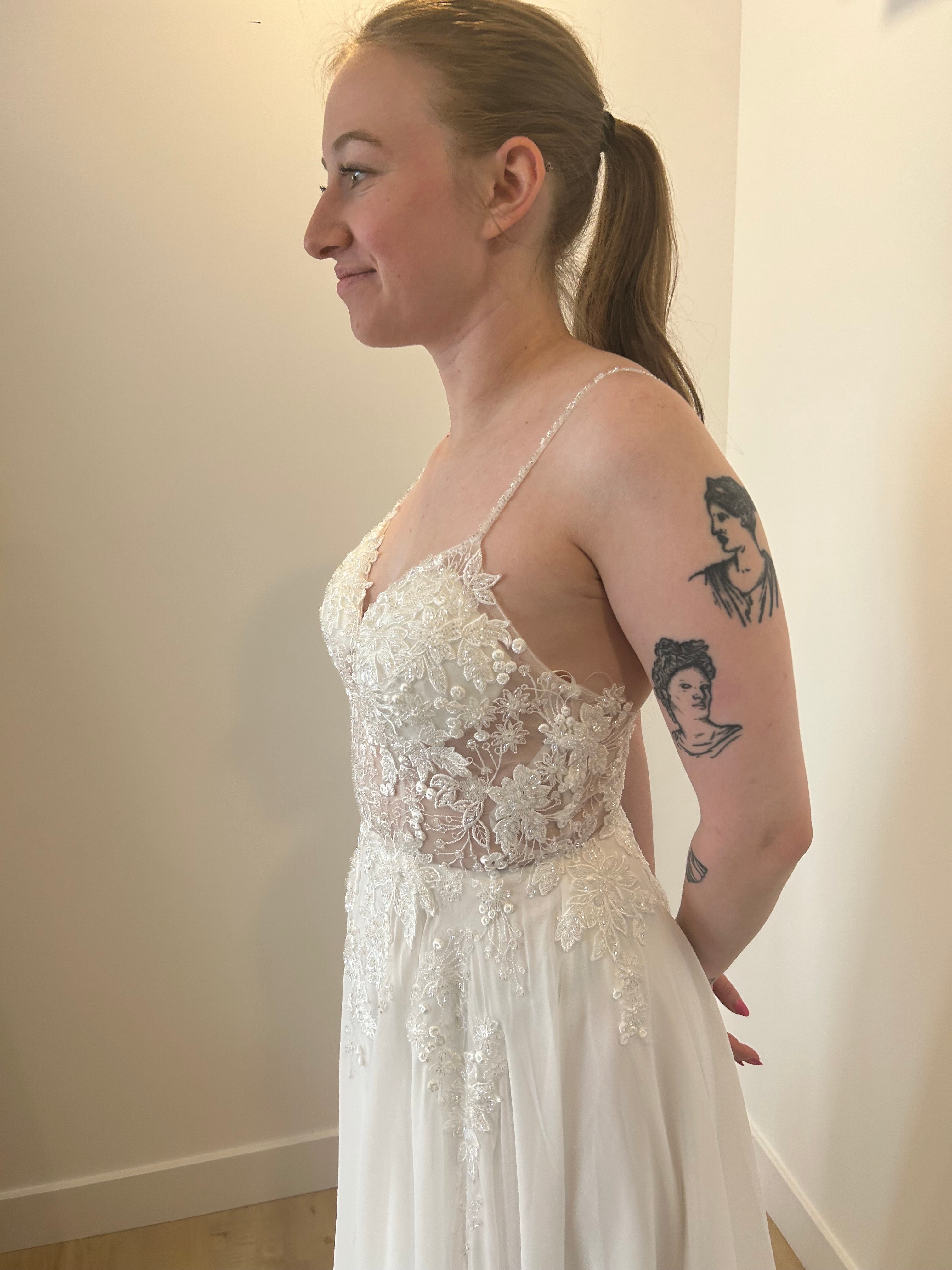 Celeste - robe longue avec jupe en chiffon et haut brodé dentelle avec brillants avec bretelles fines Celeste - robe longue avec jupe en chiffon et haut brodé dentelle avec brillants avec bretelles fines