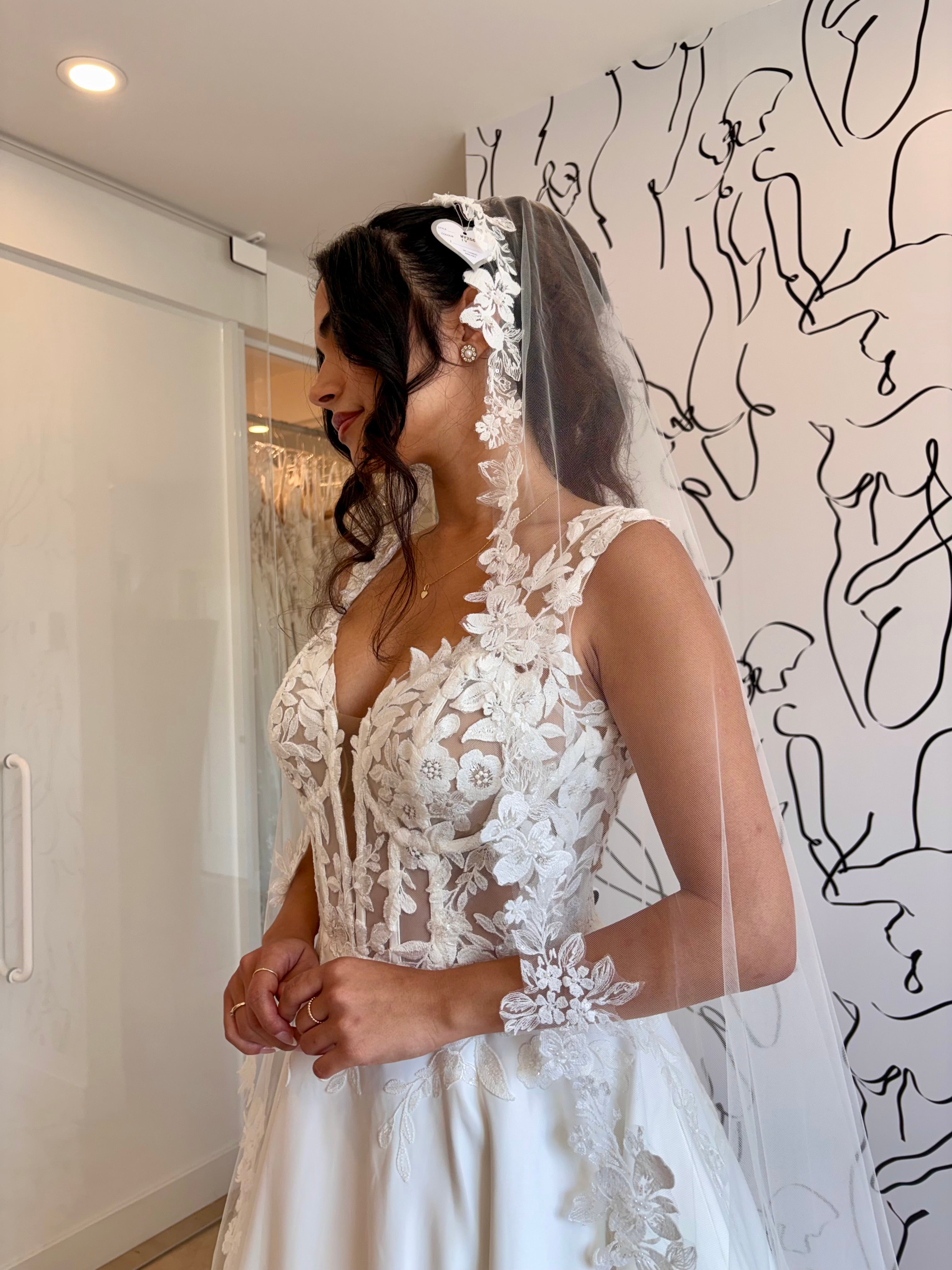 Elias - robe de mariée classique avec haut en dentelle sexy de style corset jupe de satin mât avec crinoline Elias - robe de mariée classique avec haut en dentelle sexy de style corset jupe de satin mât avec crinoline