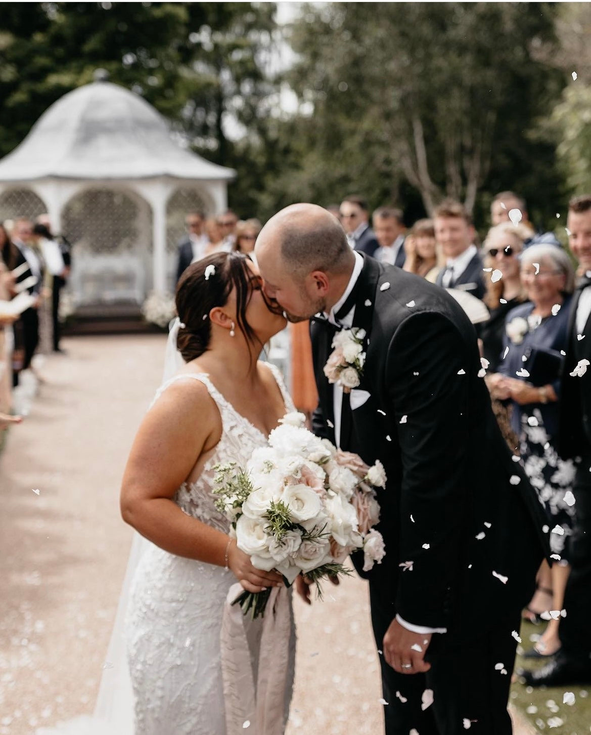 Xena - robe à coupe ajustée à dentelle perlée luxueuse et dos dénudé, avec boucles amovibles Xena - robe à coupe ajustée à dentelle perlée luxueuse et dos dénudé, avec boucles amovibles