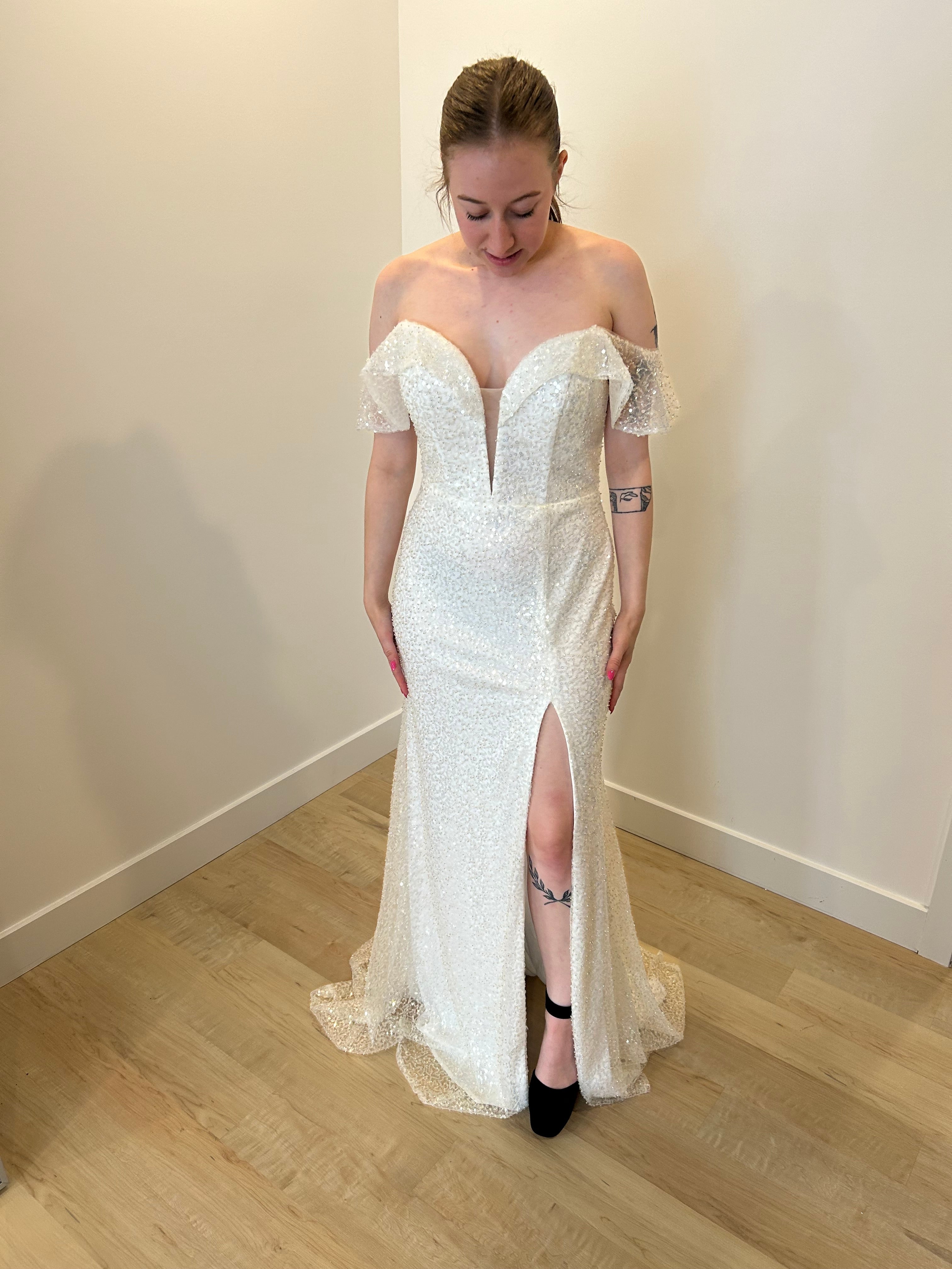 Estelle - long shiny dress with off-shoulder sleeves Estelle - long shiny dress with off-shoulder sleeves