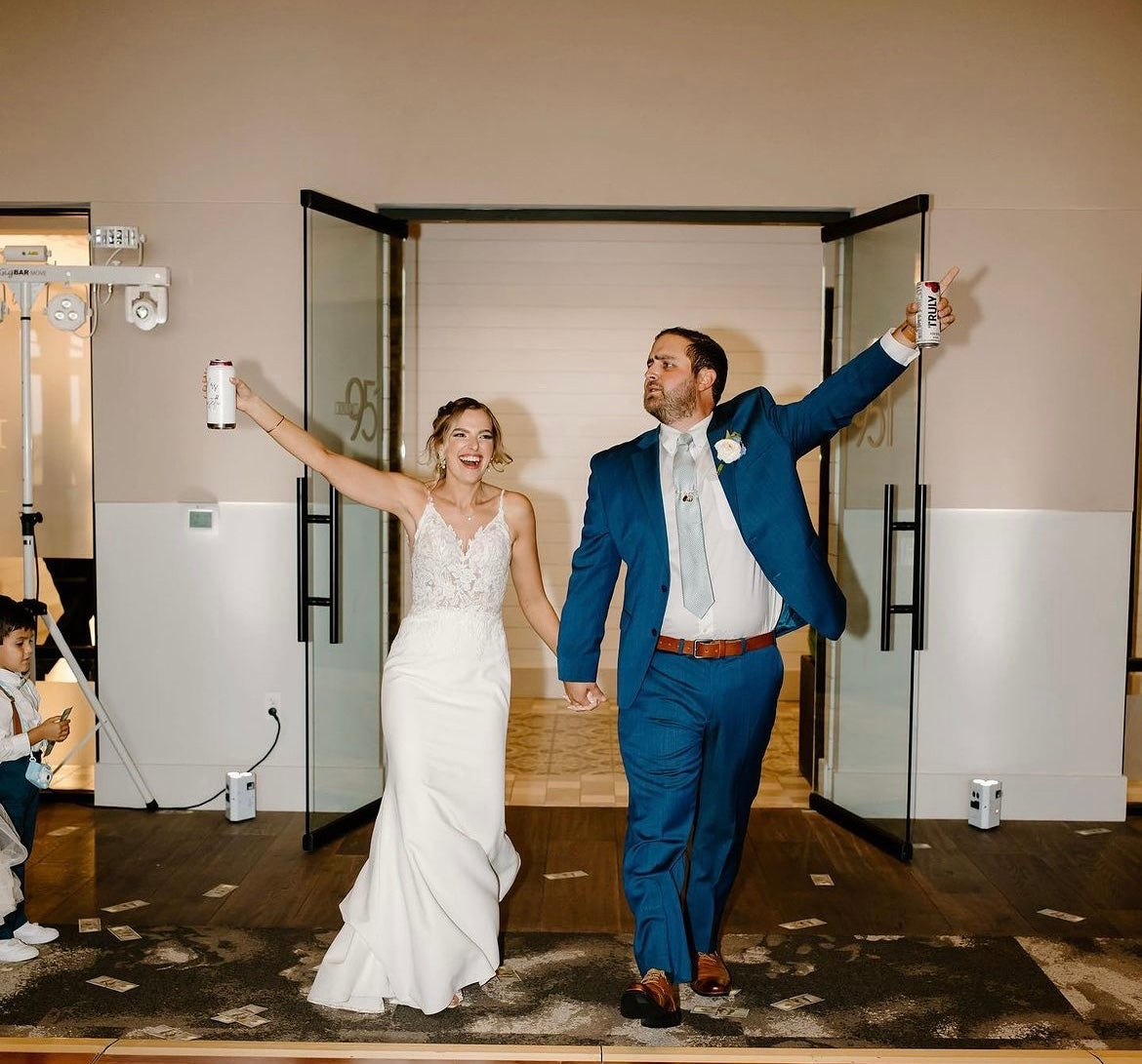 Zane - robe de mariée coupe ajustée en crêpe avec fente à la jambe à bretelles fines et dos ouvert Zane - robe de mariée coupe ajustée en crêpe avec fente à la jambe à bretelles fines et dos ouvert