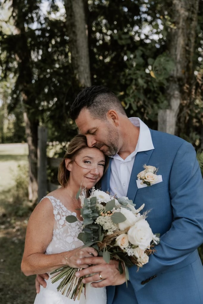 *EXCLUSIVITÉ* Adelina - robe de mariée minimaliste en crêpe extensible de coupe ajustée à haut brodé de dentelle *EXCLUSIVITÉ* Adelina - robe de mariée minimaliste en crêpe extensible de coupe ajustée à haut brodé de dentelle