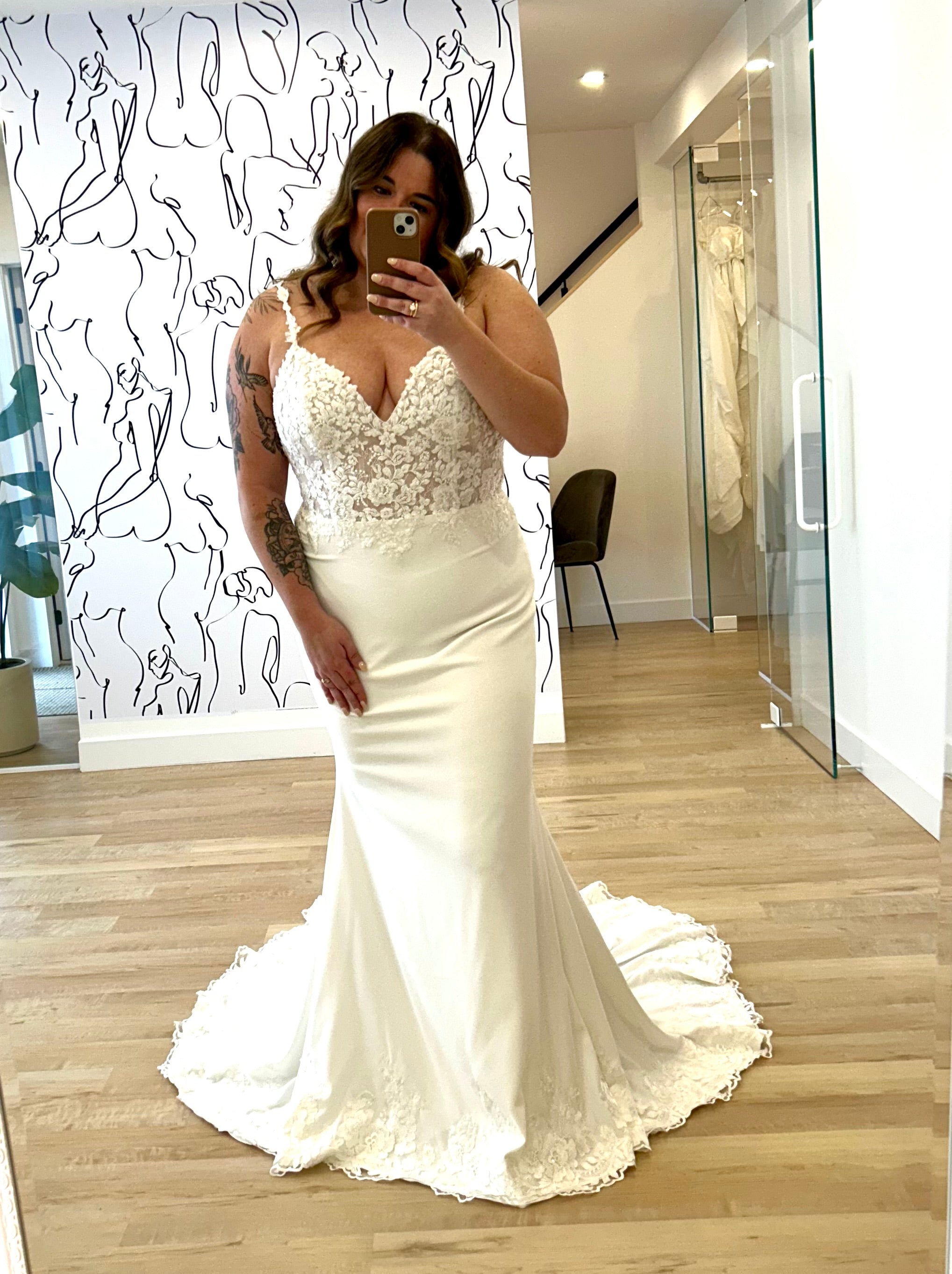 Arwen *échantillon taille 20* - robe de mariée coupe ajustée en crêpe à bretelles fines et traîne prestigieuse Arwen *échantillon taille 20* - robe de mariée coupe ajustée en crêpe à bretelles fines et traîne prestigieuse