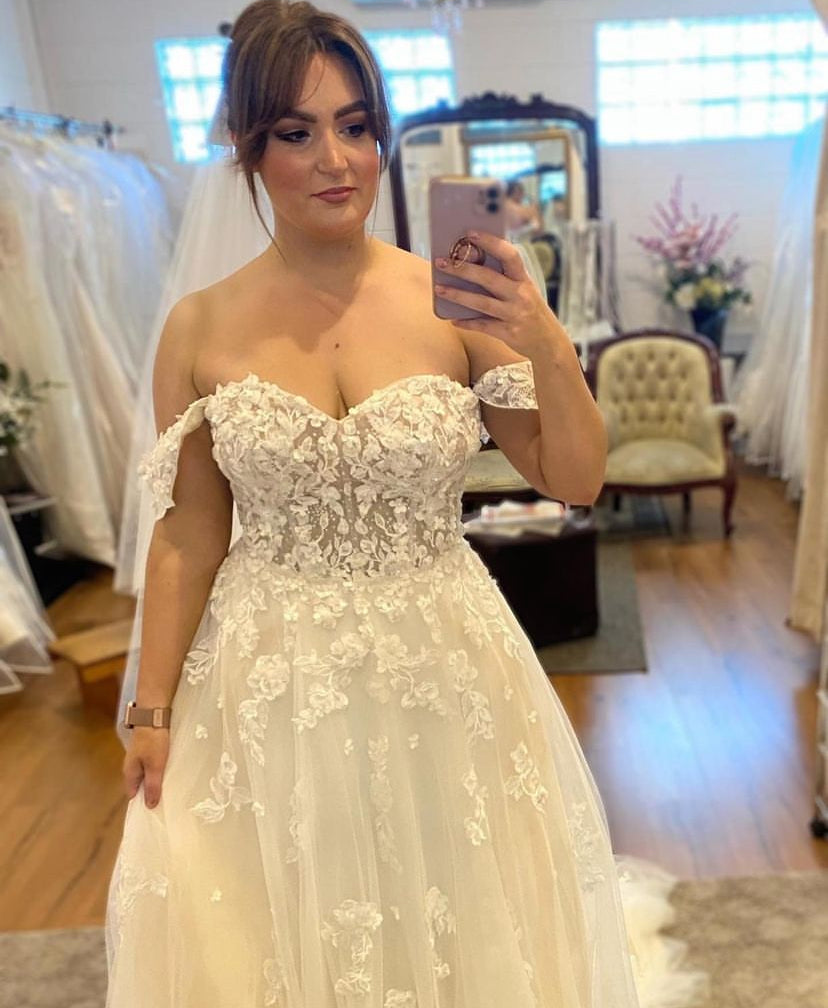 Una - robe moderne et romantique de coupe A en tulle et dentelle 3D avec bretelles tombantes amovibles Una - robe moderne et romantique de coupe A en tulle et dentelle 3D avec bretelles tombantes amovibles