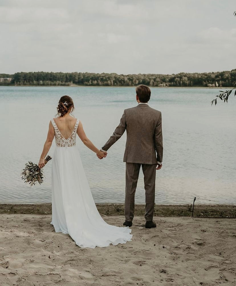 Molly *échantillon taille 26* - robe de mariée sans manches avec haut en V en dentelle de coton, jupe de chiffon et taille marquée Molly *échantillon taille 26* - robe de mariée sans manches avec haut en V en dentelle de coton, jupe de chiffon et taille marquée