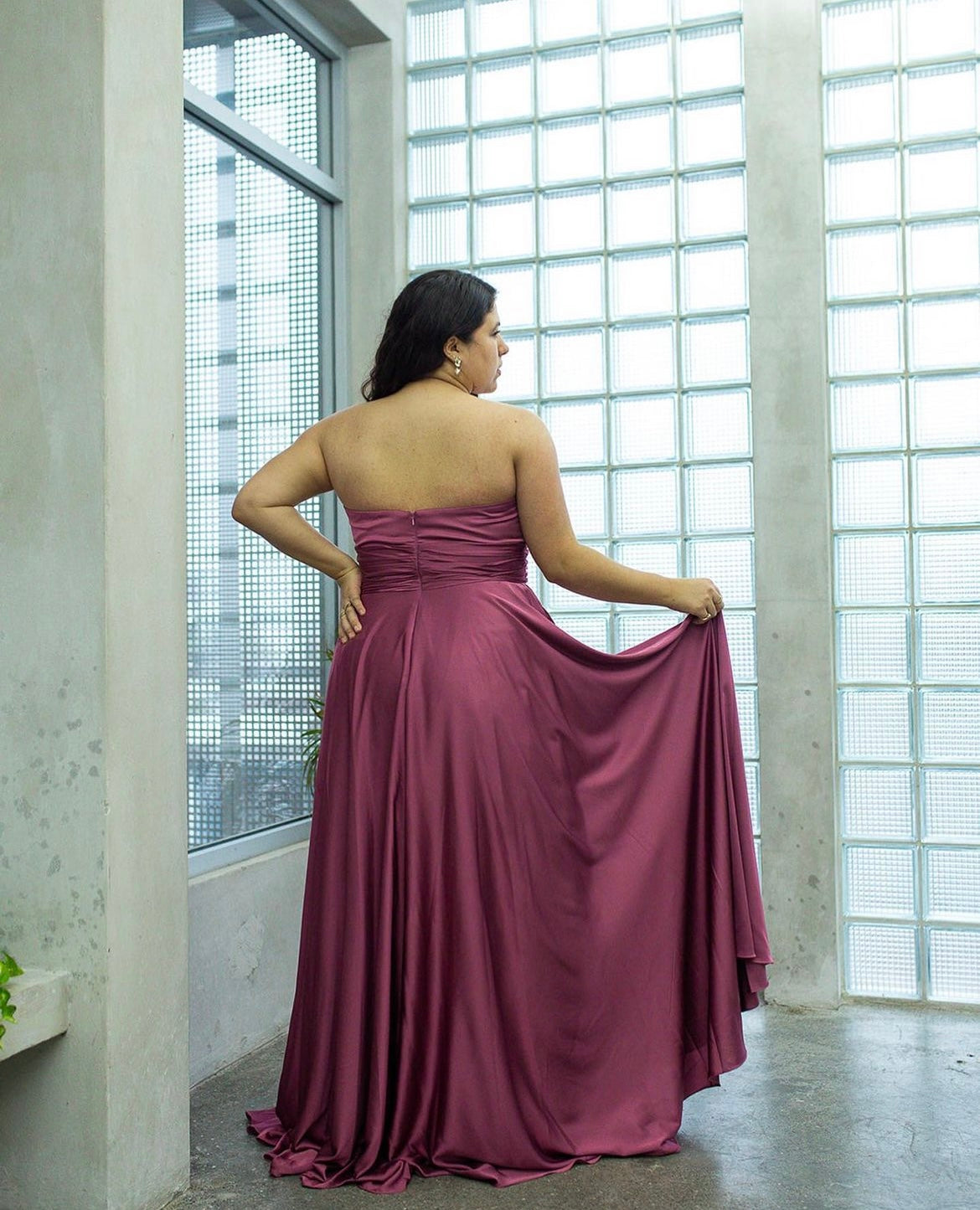 Weston *tailles 16 à 24* - robe longue en tissus satiné avec bustier en coeur et cut-out à l'avant Weston *tailles 16 à 24* - robe longue en tissus satiné avec bustier en coeur et cut-out à l'avant