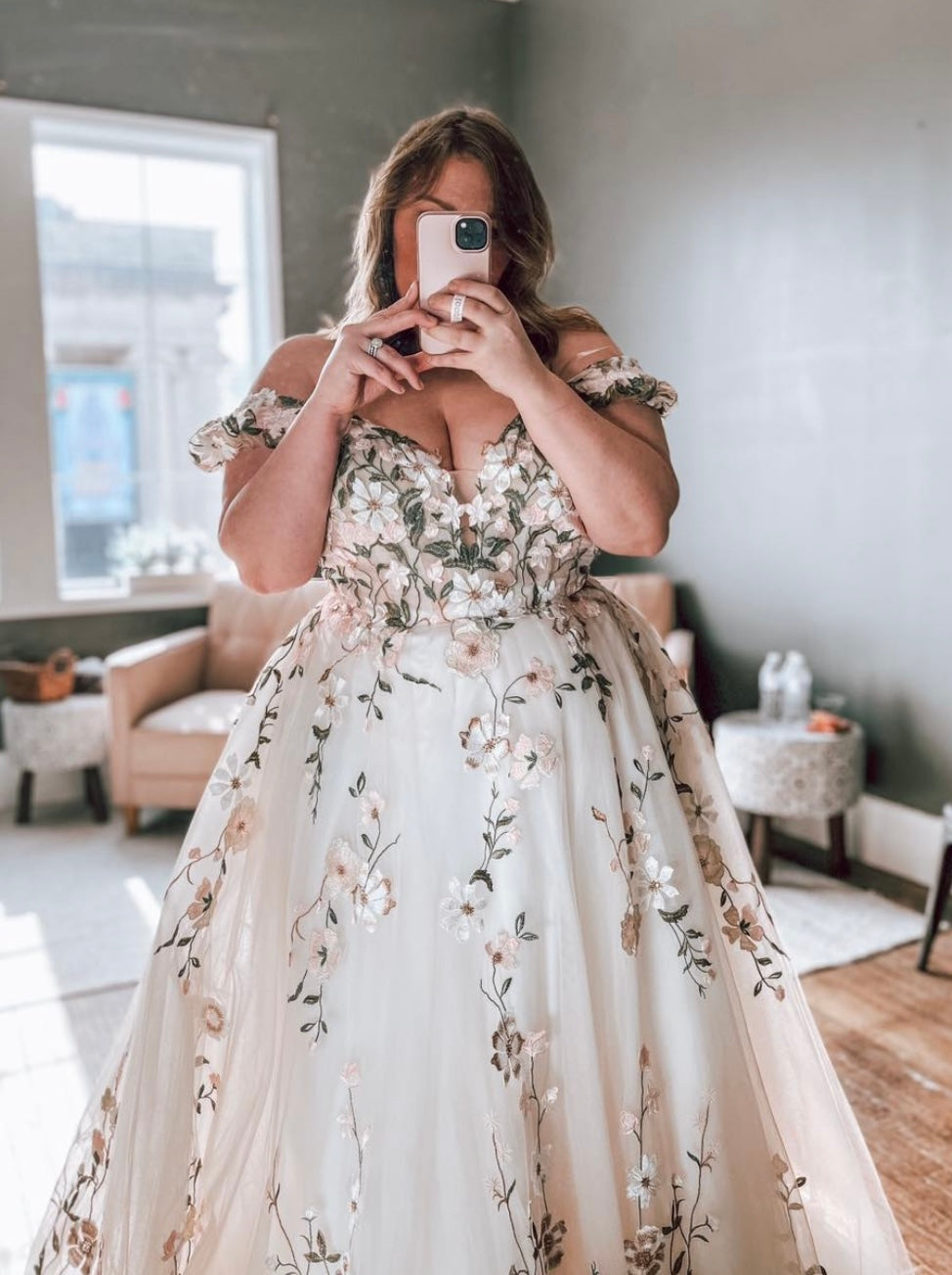 *EXCLUSIVITÉ* Juno *taille plus* - robe de mariée unique et festive avec dentelle brodée haut de gamme et manches courtes bouffantes *EXCLUSIVITÉ* Juno *taille plus* - robe de mariée unique et festive avec dentelle brodée haut de gamme et manches courtes bouffantes