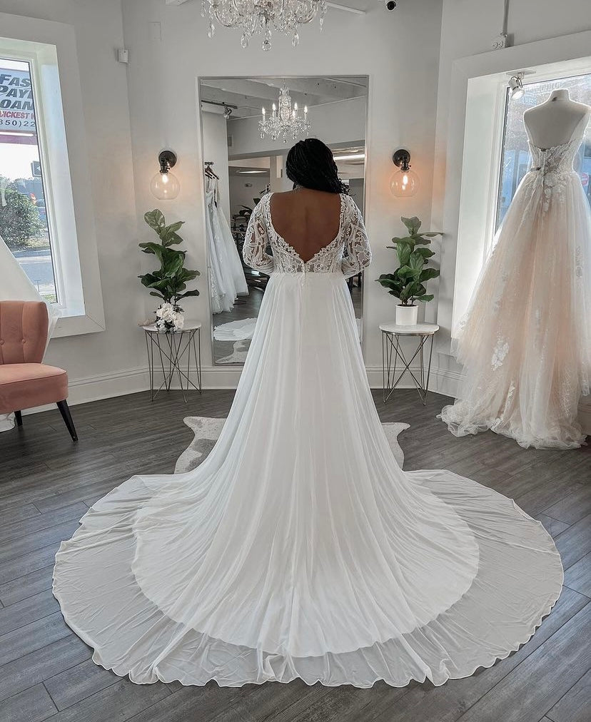 Edward *échantillon taille 14* - robe de mariée boho avec manches longues, dos ouvert en V et jupe de chiffon avec traîne AVEC finitions de dentelle Edward *échantillon taille 14* - robe de mariée boho avec manches longues, dos ouvert en V et jupe de chiffon avec traîne AVEC finitions de dentelle