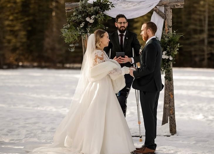 Carlyle *taillle plus* - robe de mariée classique à décolleté plongeant illusion en dentelle et manches longues Carlyle *taillle plus* - robe de mariée classique à décolleté plongeant illusion en dentelle et manches longues