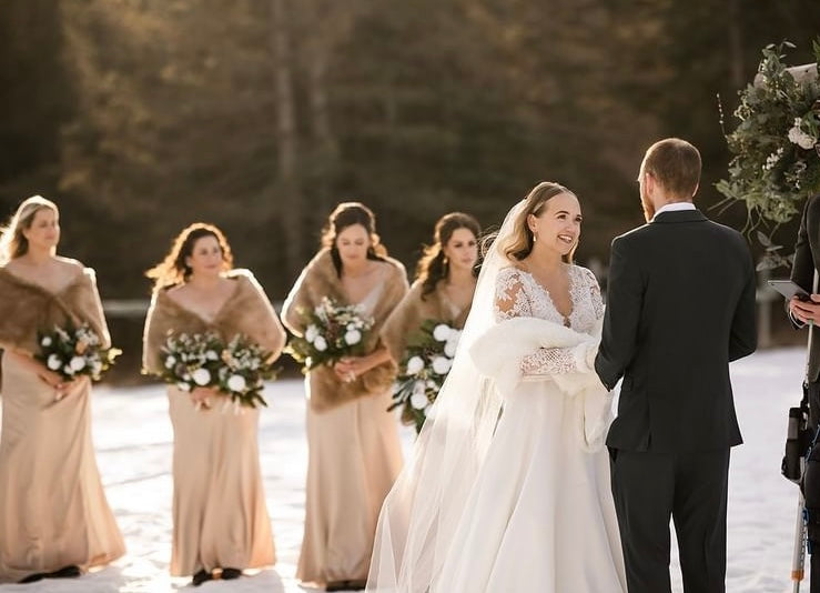 Carlyle - robe de mariée classique à décolleté plongeant illusion en dentelle et manches longues Carlyle - robe de mariée classique à décolleté plongeant illusion en dentelle et manches longues