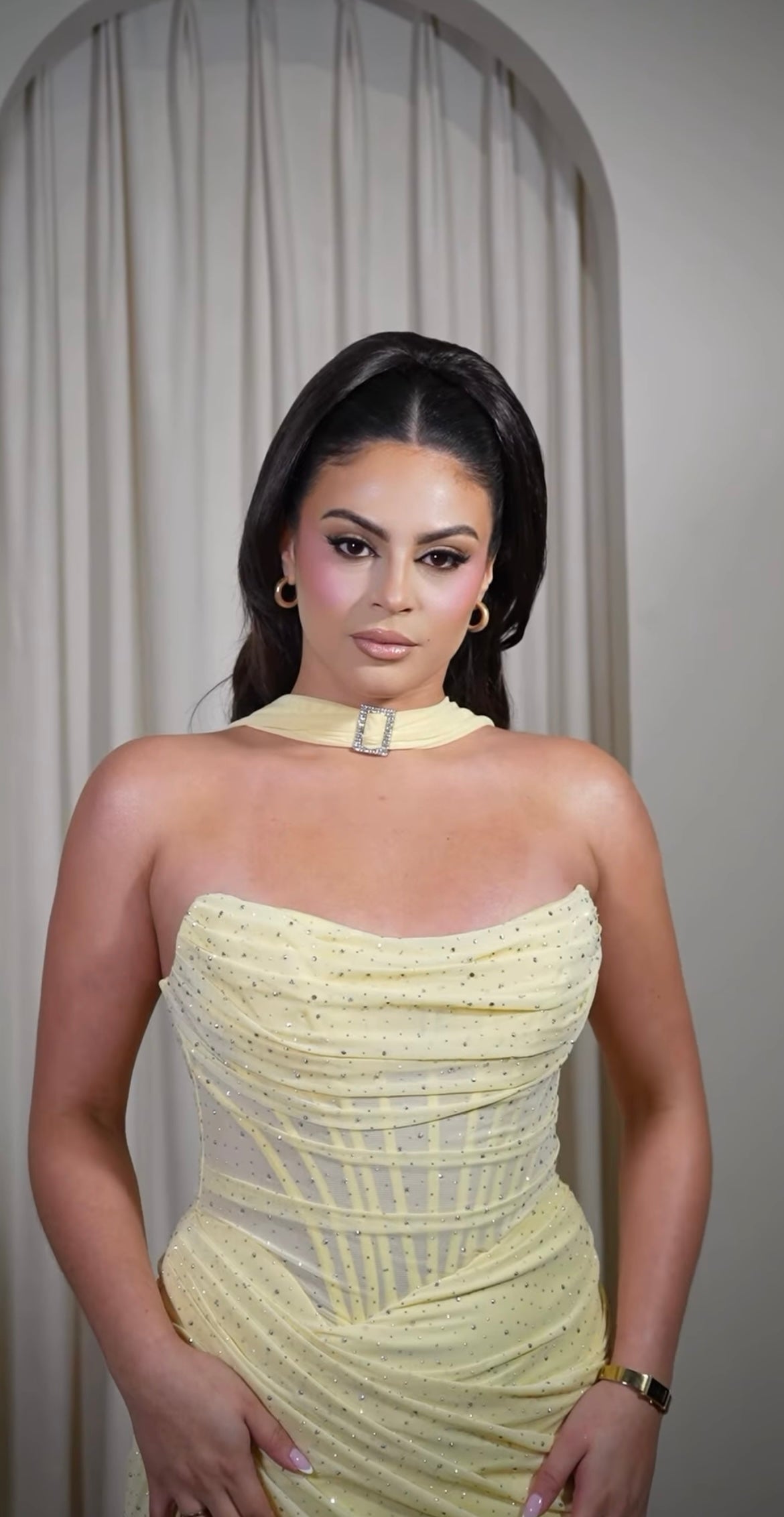 Dania - Robe longue extensible coupe sirène à jeu de plis avantageux en tissus à strass Dania - Robe longue extensible coupe sirène à jeu de plis avantageux en tissus à strass