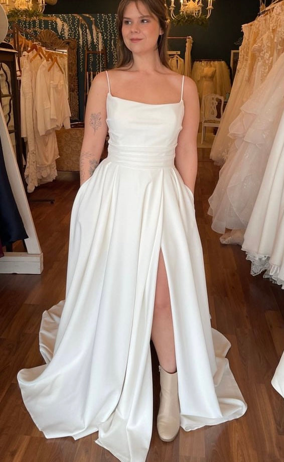 Lanson - robe de mariée moderne et intemporelle à encolure droite et jambe fendue Lanson - robe de mariée moderne et intemporelle à encolure droite et jambe fendue