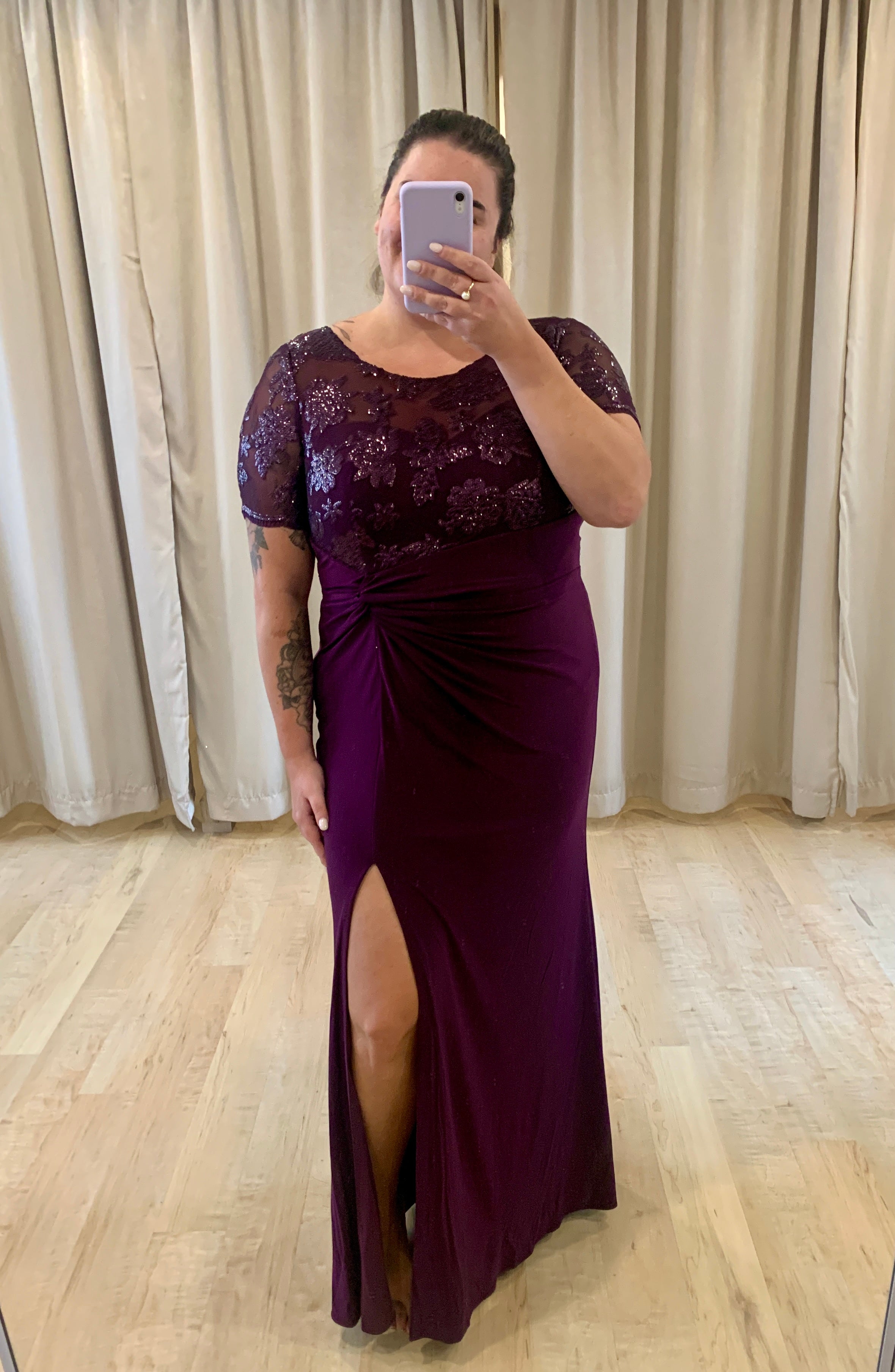 Larisa - robe de coupe droite en crêpe extensible avec jambe fendue et haut en dentelle brillante Larisa - robe de coupe droite en crêpe extensible avec jambe fendue et haut en dentelle brillante