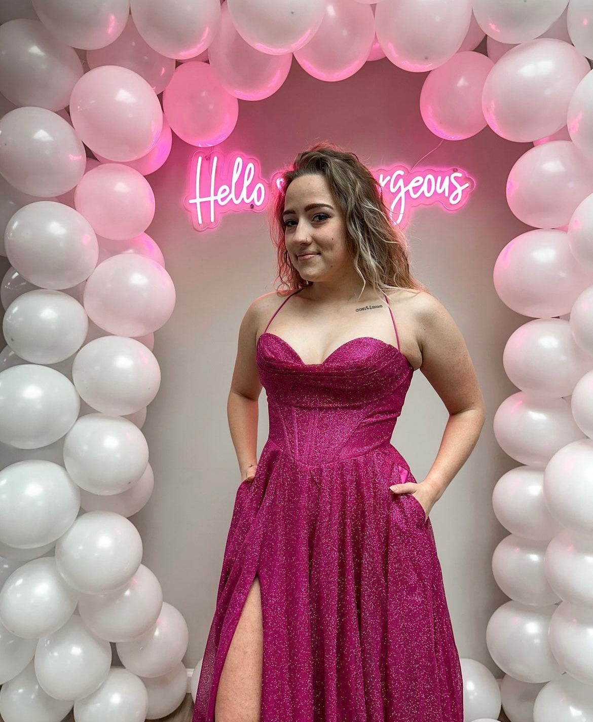 Emmetth - robe longue en tissus brillant à encolure droite de style corset et dos lacé Emmetth - robe longue en tissus brillant à encolure droite de style corset et dos lacé