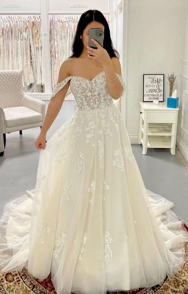 Una - robe moderne et romantique de coupe A en tulle et dentelle 3D avec bretelles tombantes amovibles Una - robe moderne et romantique de coupe A en tulle et dentelle 3D avec bretelles tombantes amovibles